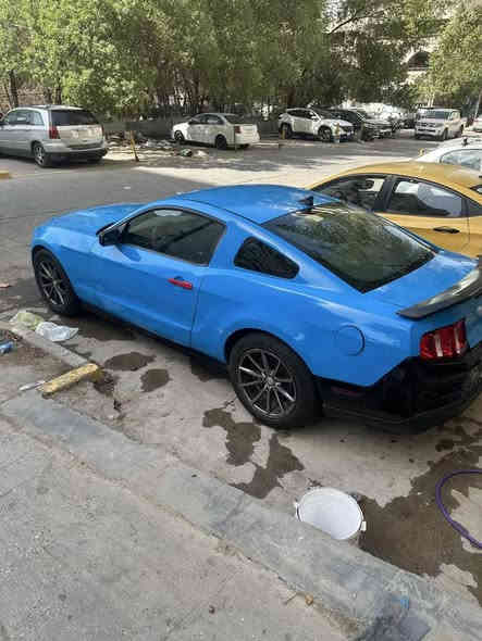 موستنك للبيع موديل 2012بسمي سياره كير ومكينه جديد حداديه تعبانه السعر65وبيه مجال مكان كراده ‭0771 485 2071‬
