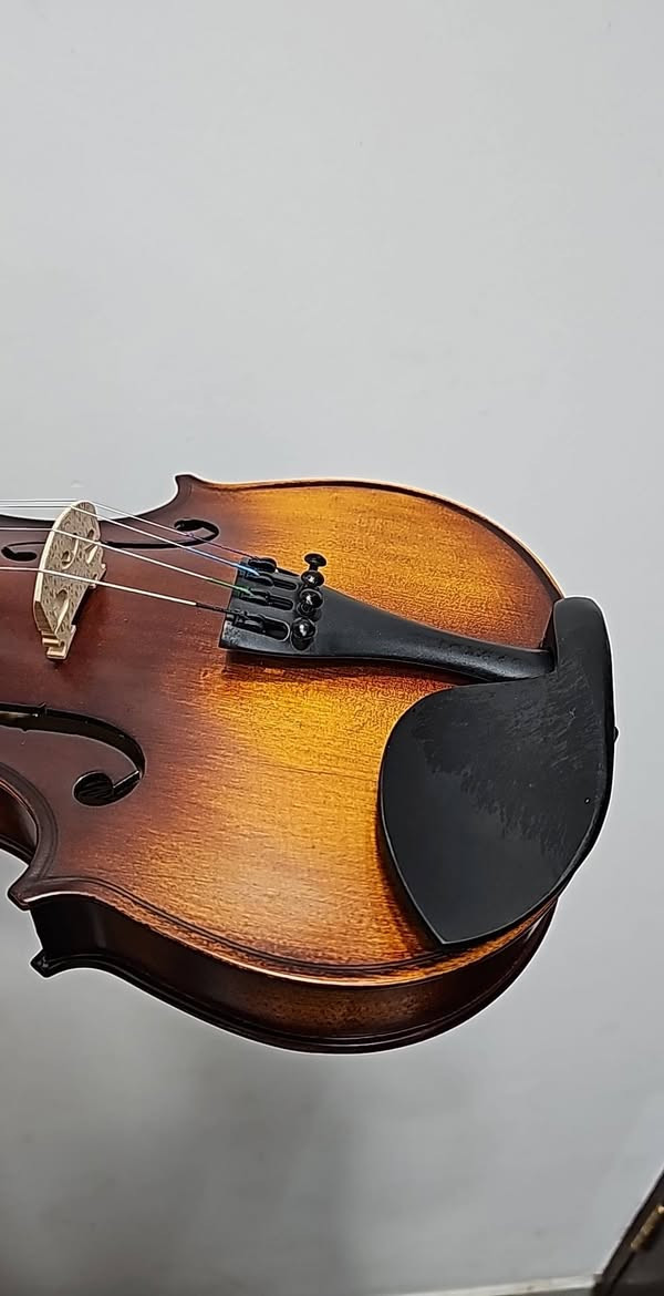 آلة كمان إحترافية (الصوت مرفق بالفيديو)
تخفيض لأسعار الكمان ذو الجودة العالية من ٢٠٠ الف الى ١٥٠ الف 
صوت نقي ، خشب احترافي مع مفاتيح وملحقات من خشب الأبنوس 
مع سلاسة بالعزف رهيبة
🔴🔴 جودة الصوت مرفقة بالفيديو اذا مو نفس الصوت يرجع مع المندوب 
يشمل العرض حقيبة مربعة  + كمان + قوس + دامر 
توصيل متوفر لكافة مناطق العراق 
تتوفر كافة ملحقات الكمان بأنواعها 
* اوتار ، دامر ، ميوت ، أقواس ، ستاند نوطة ، كتافية 
كورساتنا التعليمية مستمرة بأعلى المستويات وأفضل النتائج  من الصفر ولغاية الأحتراف ( أدخل للصفحة وشوف النتائج  ولكل الأعمار )
عنواننا المنصور ساحة ابو جعفر المنصور/ المركز الثقافي 
للأستفسار والحجز راسل الصفحة او واتساب ***********
بأشراف عازف الكمان علي الغبان
Learning music and Violin تعــليـم الموسيقى والكــمان
