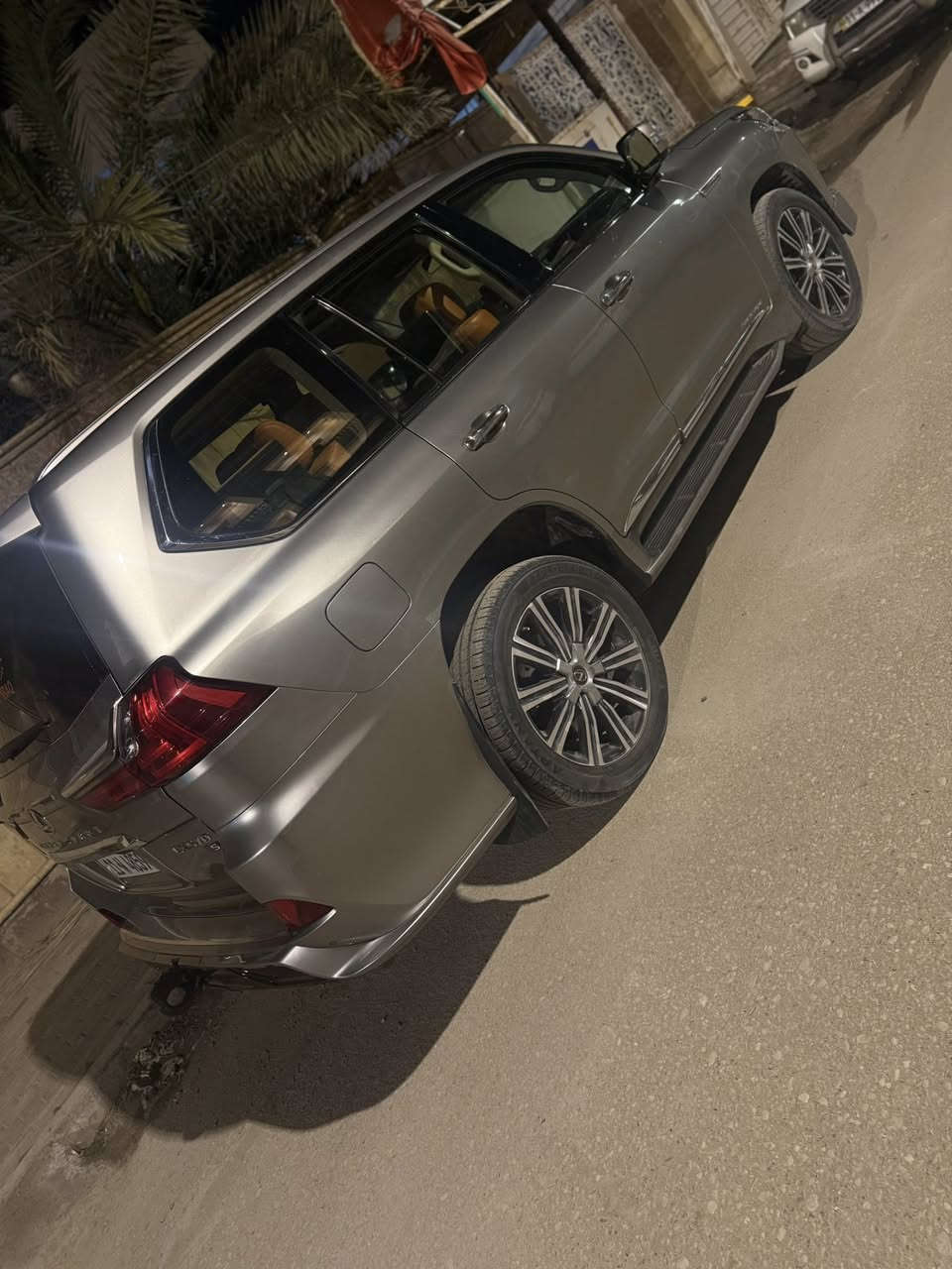 سلام عليكم                                                                        لكزس 570 LX موديل 2018 
لون سلفر ماشيه 160 ألف 
فول مواصفات 
سعر 610 وبيها مجال 

+964 774 837 7798
