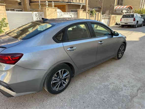 السلام عليكم 
للبيع كيه فورتي 2023 دخول جديد بدون رقم حادث السياره جاملغ وبنيد وبيها نص جاملغ الخلفي صبغ بيها تعمير باللغد والشاصي مواصفات السياره نص فول شاشه كامره تحكمات ستيرن رادارات ماشيه 25 الف مكان السياره بغداد الشعب السعر 120 وبيهامجال *********** بغداد
