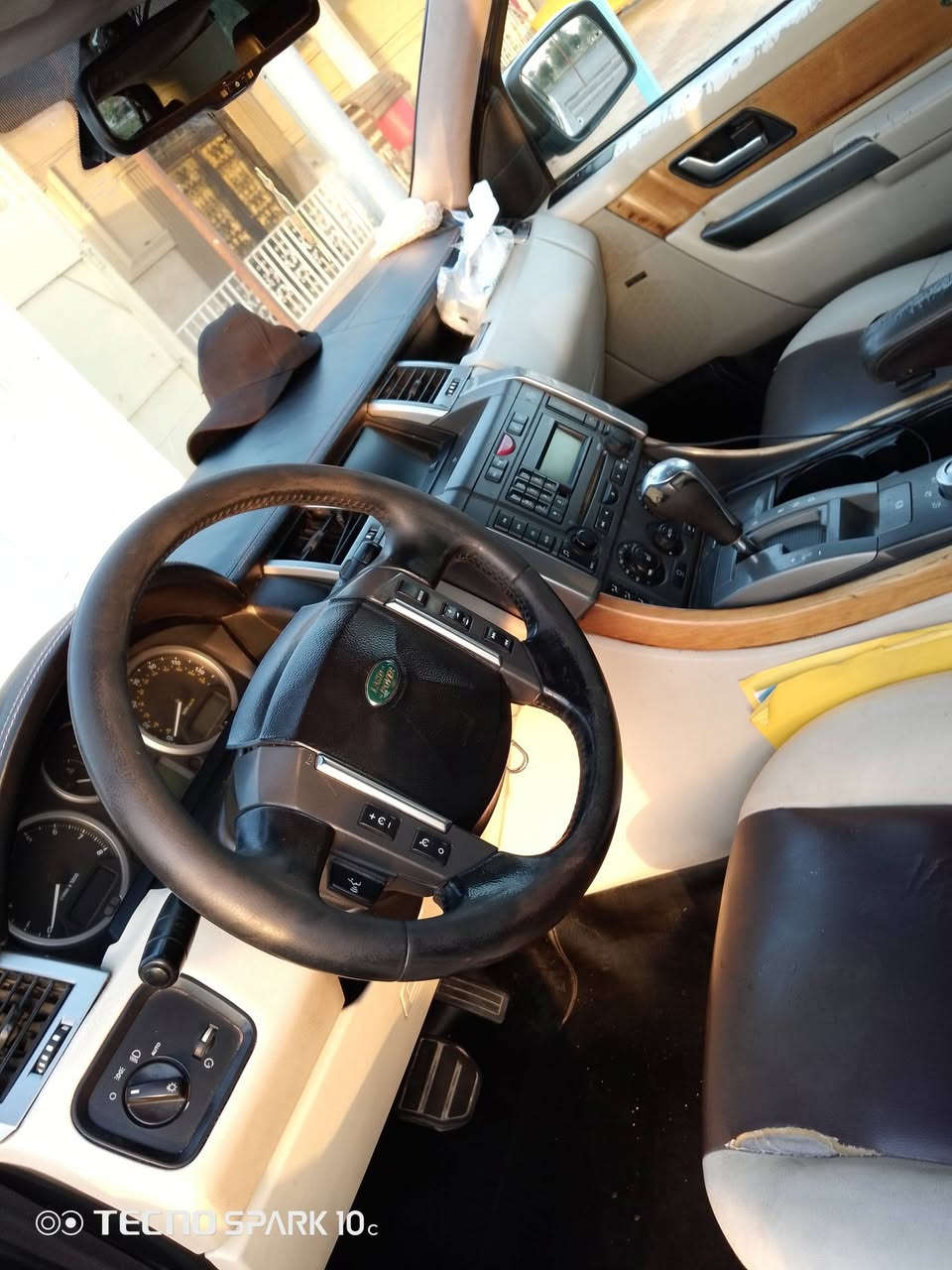 سلام عليكم من رخصت الدمن المحترم البيع رانج مديل 7 محدث 13 بدون ضربه مصبوغه اثر جراد بدون معجون حداديه جديده عده دبلات خلفيه يرادله  تايرات نضاف كهربائياته كله شغاله محرك العادي المرغوب بي بخار انزل فلوس المحرك من سعره السعر 95 مكان كربلاء اتصال ***********     ***********
