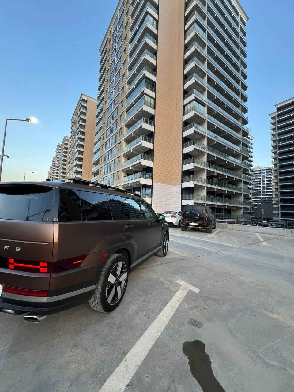 هيونداي سنتافيا SANTAFE ليمتد أوتو بارك 
اربع كامرات محيطيه
فتحتين سقف
بردات خلفيه
رادارات محيطيه امامي و خلفي و صفح 
عداد المسافه المقطوعه 4000 و قابله للزيادة 
اللون جوزي مات🤎 طافي 
داخل بيجي
حجم محرك 2.5 تيربو 
كير بوكس اوتوماك 8سرعات
دخول ذكي ( بصمة ) وتشغيل عن بعد 
فول تحكم ستيرن 
شاشة apple carplay and android auto 
كاميرا خلفية دوارة
حساس امامي6 وخلفي 6
 شاشة كبيرة متصلة ( GPS )
7 مقاعد
صندوق كهرباء
كراسي كهرباء
مخارج شحن في المقاعد 
تدفئه و تبريد مقاعد أماميه
دفئه المقاعد الخلفيه
تدفئه سيترن
تقديم و ترجع بالبصمه 
مانع انزلاق 
4 وضعيات قيادة 
مساعد نزول المنحدرات 
3 قطع تبريد 
زر تشغيل واطفاء الحساسات 
اوتو هولد AUTO HOLD 
شحن لاسلكي
هاند بريك كهرباء 
حادثها موضح بالصورة فقط🖤 بنيد صبغ🖤
و دعاميه أماميه مبدله نفس لون
تبديل كل القطع اصليه أمريكي 
رقم بغداد بسمي مشروع وطني
مكان السيارة بغداد سوق بغداد قرب القصر الأبيض 
السعر 256
***********
