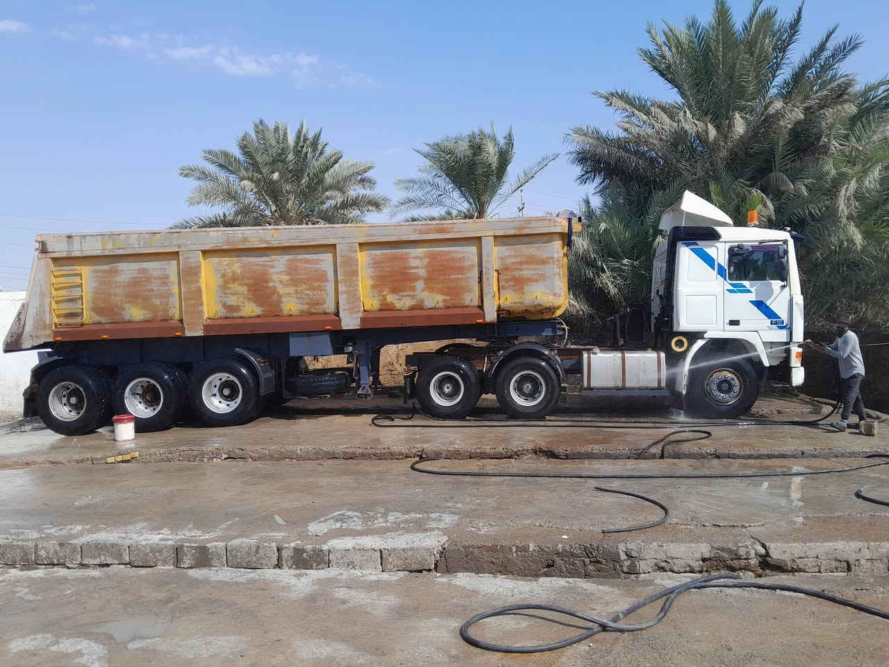 رآس تريلة فالفو ١٩٩٢ للبيع
مكينة ٢٢
كير ٣×٣
مجموعة شفت الفينية 
السيارة جاهزة للعمل 
رقم واسط ...
***********\***********
