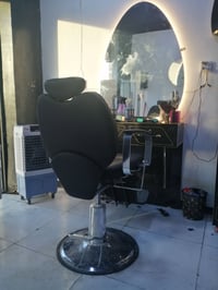 كرسي حلاقه ومرايه للبيع للاستفسار 07781084260 وتساب
