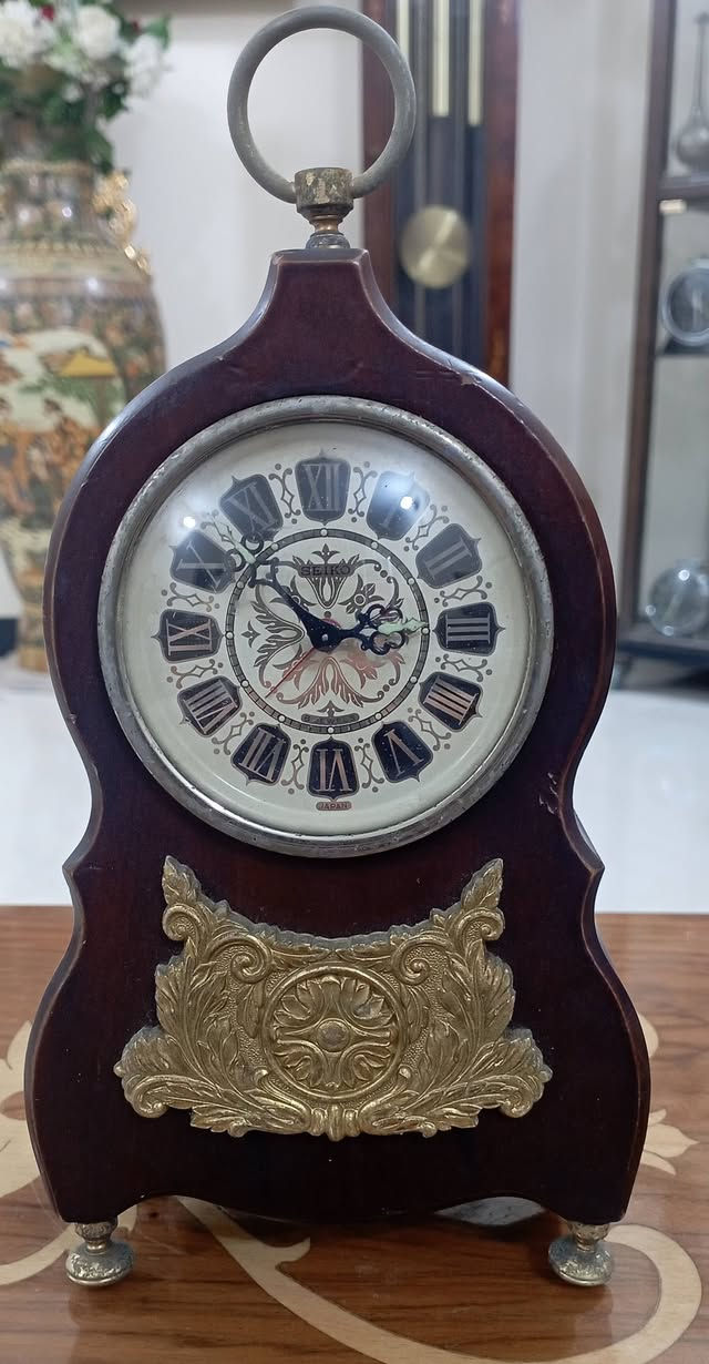 السلام عليكم....ساعة منضدية تحفة من سايكو يابانية اصلية...نصب تكويك  انتاج قديم...مصنوعة من خشب الزان...نظافة جيدة جدا...ارتفاع 21سم... السعر 30الف  مع التوصيل للاستفسار: ***********
