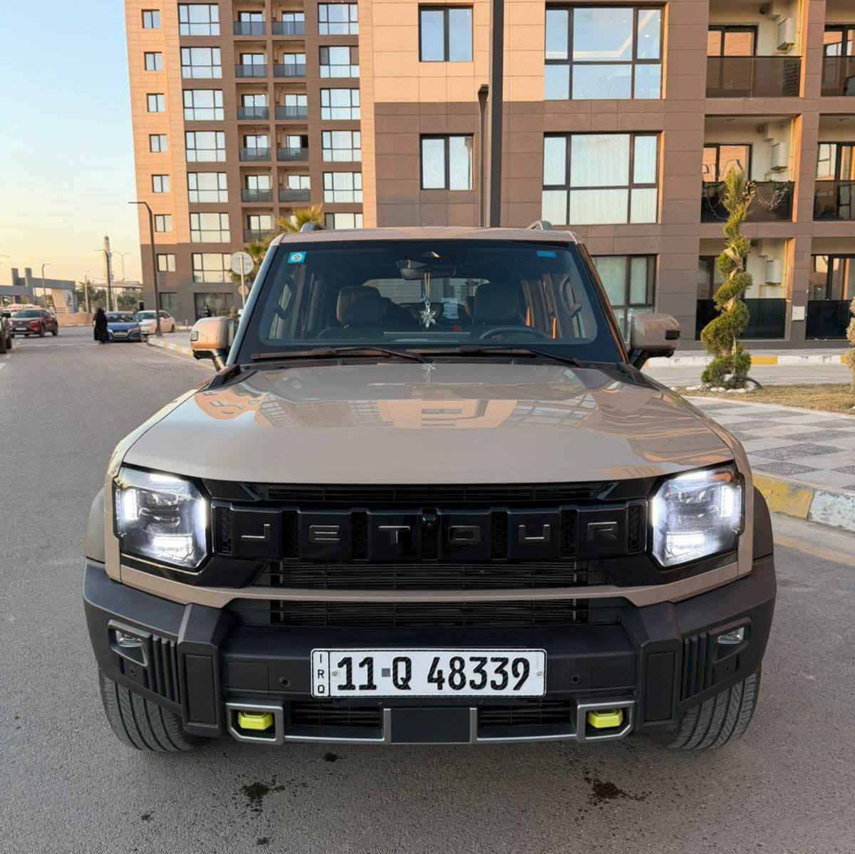 الوحش صيني  T2 2025
جيتور T2 2.0L فول فول مواصفات 

الموديل: 2025 (خليجي)
العداد: 20,000 كم قابل للزيادة
اللون المرغوب (صحراوي)
مقاعد زيتوني حزام برتقالي
المحرك: 4 أسطوانات L 2.0 تيربو 254 حصان حقن مباشر
عزم الدوران (نيوتن-م): 390
ناقل الحركة: اوتوماتيكي دبل كلاتش من 7 سرعات ظام الدفع: نظام دفع رباعي متطور من Borg Warner
الضمان الأساسي: 6 سنوات وعداد كيلومترات مفتوح
ضمان المحرك: 10 سنوات او 1،000,000
بعدها داخل الضمان و الصيانة كلها داخل الشركة
المواصفات:
*فتحة سقف بانوراما 1.1م
*  الصندوق شفط
*  مثبت سرعة مع رادار تفاعلي
*  نظام القيادة شبه الذاتية
*  نظام الكبح التلقائي في حالة الطوارئ
*  نظام تحذير الاصطدام الامامي والخلفي
*  كاميرات محيطية 540 درجة
*   حساسات أمامية وخلفية
*   نقطة عمياء
*  نظام تحذير مغادرة المسار
*  شاشة التحكم بقياس 15.6 إنج
*  شاشة القيادة بقياس 10.25 إنج
*  نظام صوتي متطور 12 سماعة من Sony
*  نظام أبل كاربلاي وأندرويد أوتو لاسلكي
*  مقصورة الركاب من الجلد الفاخر والكنتارا
*  مقعد السائق والراكب كهربائي
*  مقاعد السائق والراكب مبردة
*  مقاعد السائق والراكب مزود بذاكرة لحفظ 3 وضعيات الجلوس
*  إنارة ترحيبية مع إنارة محيطية متعددة الالوان
*  المرايا الجانبية قابلة للطي كهربائياً ومدفئة
*  دخول ذكي و تشغيل عن بعد
*  شاحن هاتف لاسلكي سريع
*  نظام تنقية الهواء PM2.5 وفلتر N95
*  انماط قيادة متعددة للطرق الوعرة
*  وسائد هوائية امامية و جانبية عدد 6
مكان السياره بغداد حي العدل
***********
