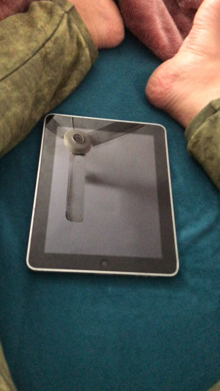 ايباد الجيل الاول بدون كامرة ما يتحدث بي تقريبا ٥ العاب ويستعمل ككتاب لوحي ذاكرة ٣٢ مكان بعقوبة السعر ب٤٠ 
***********
