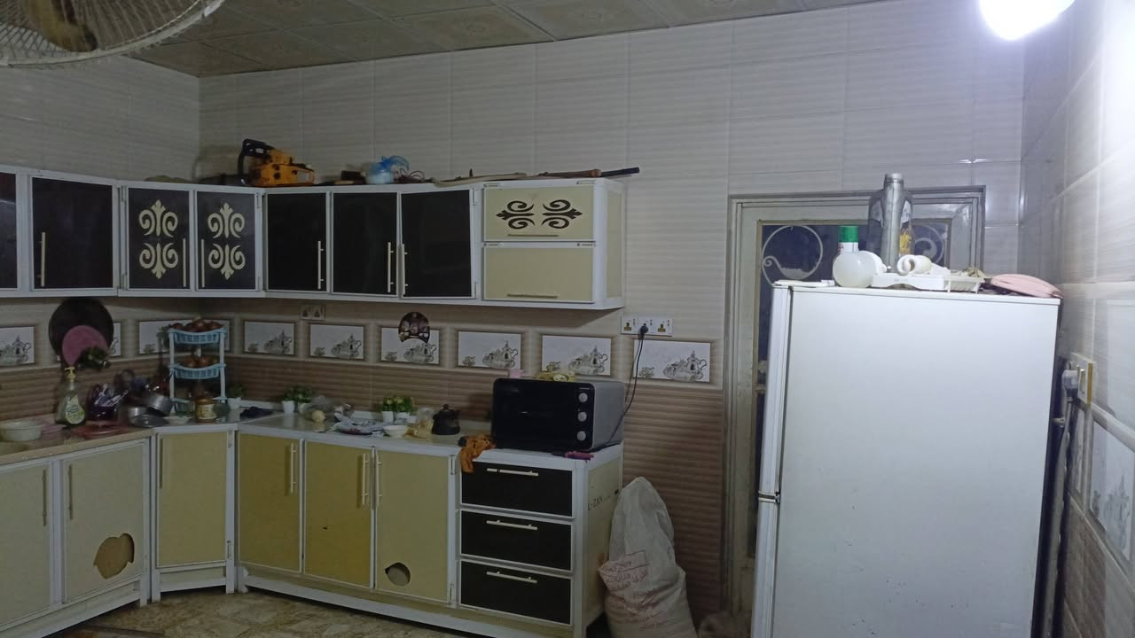 سلام عليكم بيع مستعجل بيت مساحه 150متر طابوق الطابق الاول غرفه وصاله ومطبغ وصحيات  والستقبال والطابق الثاني يحتوي على 4غرف نوم هيكل بدون صب السعر 90مليون مع المجال سند 25مع سبالت عدد، 2وكاونتر مطبخ وثلاجه ومجمده يبعد عن مركز المدينه 9كيلوو كافه الخدمات يبعد عن التبليط الفرعي 30متر ***********
