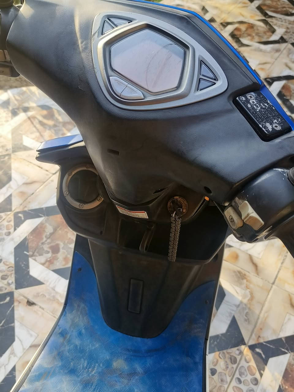 ماكس حديث مضلع بالباكيت صارلها شهر من اشتريتها حاوية على ايدي
دراجة جاهزة من كلشي كهربائيات مكينة كلشي فول والصور كدامك
سعرها مليون و100
(1100)
مكاني /قضاء الهوير 
*********** واتساب فقط
