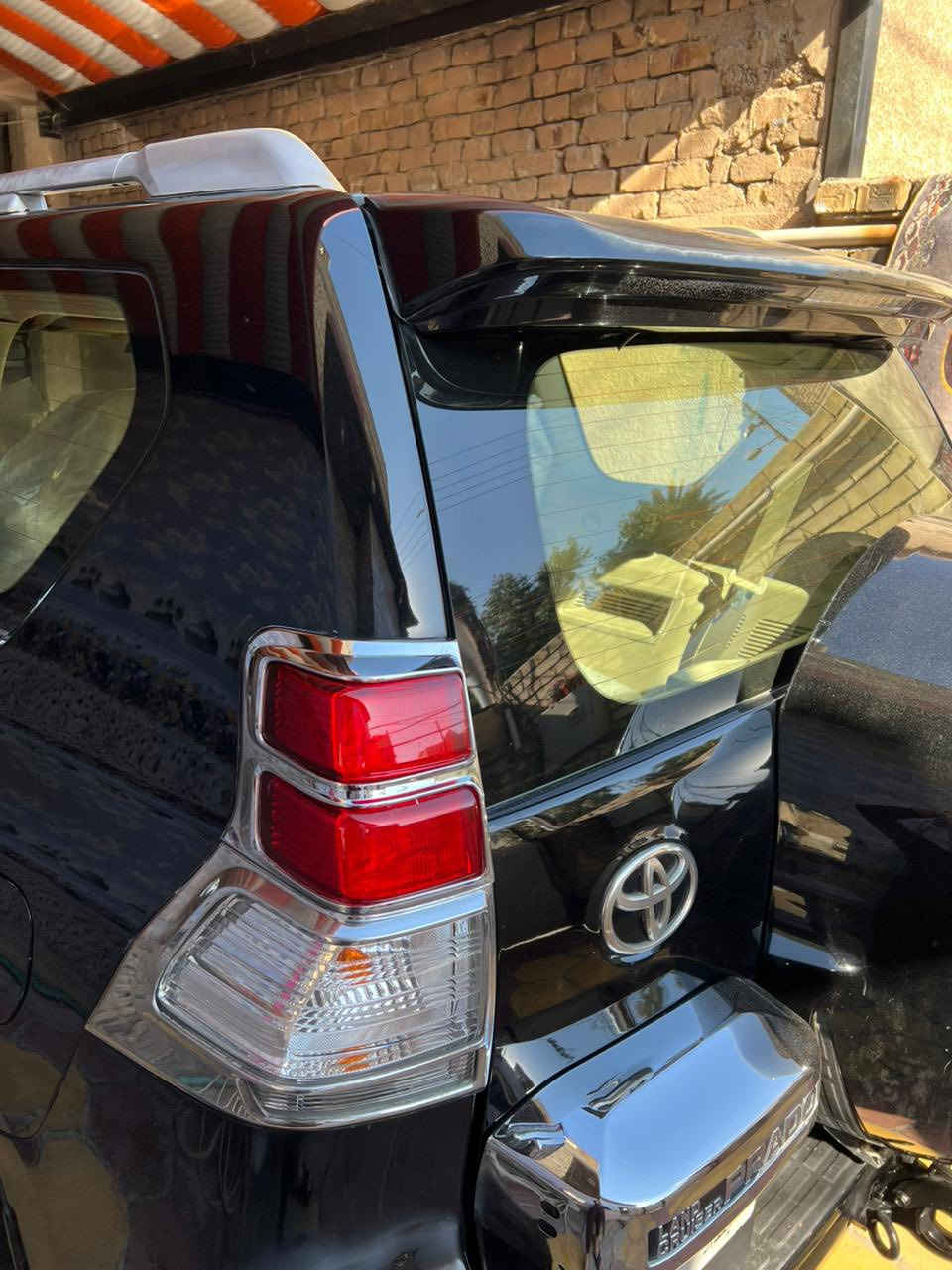 السلام عليكم 
برادو 2011 مواصفات كويتي 6 سلندر فول  رقم بغداد  السياره نضيفة و نصبه حلوه صدر جديد تخم تاير جديد محرك و كير كفالة على وضع الشركة بيها فقط جاملغ خلفي مصبوغ اثر طخه بسيطه مكان السيارة بغداد الشعب للاستفسار الاتصال على الرقم ***********
