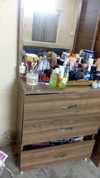 غرفة نوم مستعملة يرادلها تصلحيات للمجرات  ويا ميزين مال جرباية للبيع ب...