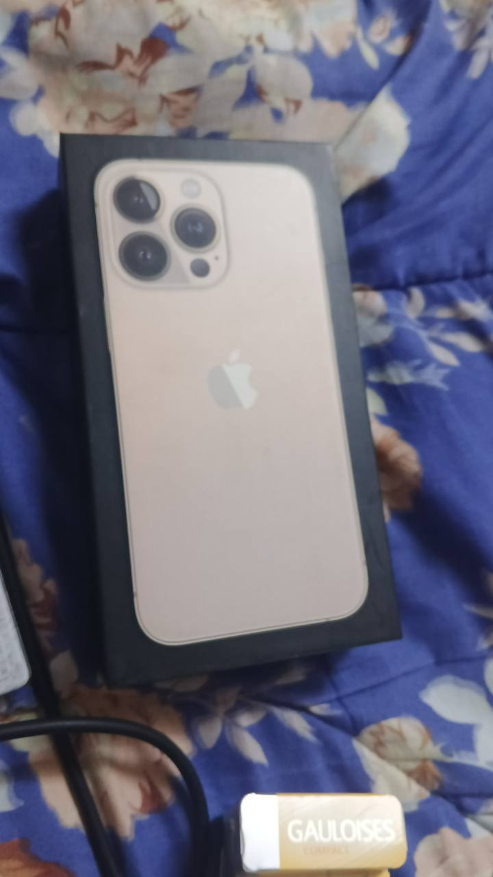 ايفون 13برو فقط للبيع جهاز نضيف جدا ماداخل صيانه نسبة البطاريه 77🔋السعر 550الف قفل ***********
