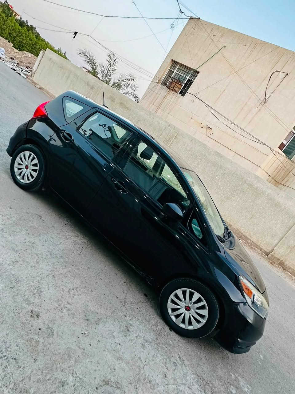 للبيع نيسان فيرسه نوووت 2018
رقم بغداد الجديد 
هزه سنويه جديده بأسمي 
محرك 1600 مكفوول 8 نوزل
كير اوتوماتيك مكفوول
صدر نظيف 
تخم تاير جديد 
باتري جديد 
ماشيه 100
تحكمات ستيرن 
شاشه وكامره 
داخل جديد على وظع الشركه
 سبيره وعدته وكتلوكاته ممستخدمه ابدد
ليبل واحد السياره بدون تبديل نهائياً 
كفااااله عامه منل ضرر والصبغ 
سياره جاهزه ونظيفه خاليه من كل نقص 
السعر 86 ورقه 
مكاني الغزاليه 
***********
