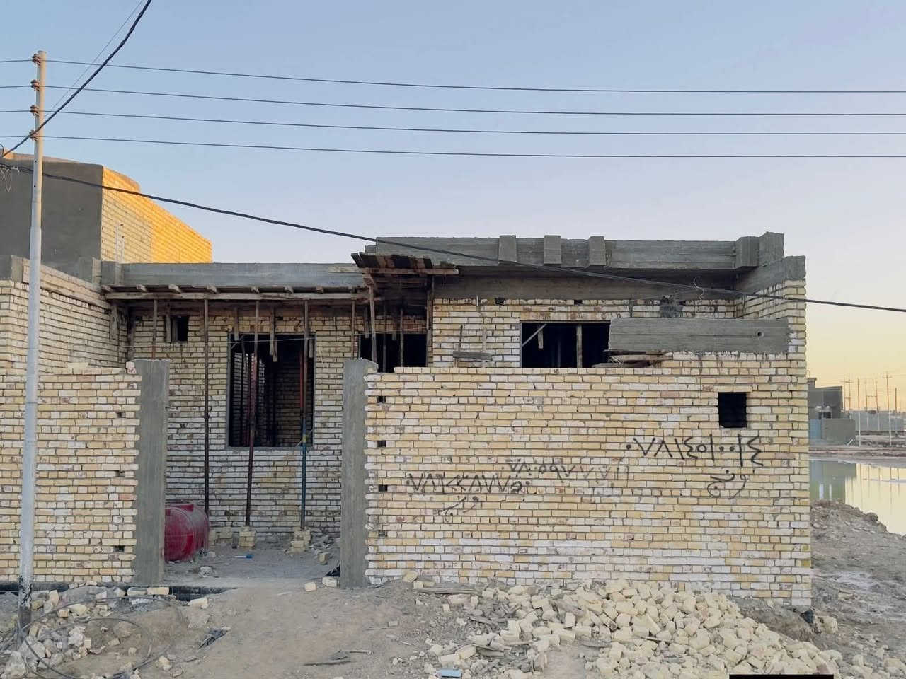 ♕ بسم الله الرحمن الرحيم اللهم صلِّ على محمد وآل محمد ♕

🏠  :  منزل هيكل للبيع 

🌐  :  الموقع حي الزهور 

📐  :  المساحة  200 متر  

🏗  :  بناء حديث سنة  2026 / بناء درجة اولى من الارض حتى هذه المرحلة كما موضح  بل صور 

💰 :  سعر مناسب جداً  بل نسبه للموقع والعمل 95 مع المجال 

💵  :  تكدر  تقدم  على قرض من الاسكان  / الهيكل حر ما مطلوب 

📲  :  الاستفسار اكثر الاتصال على الرقم 

📞  :   ‏‪0788 251 8491‬‏  واتساب 

✨   لــن تـکون وحـيداً ابـداً مع  الــ مهيمن  للعـقار  ✨
