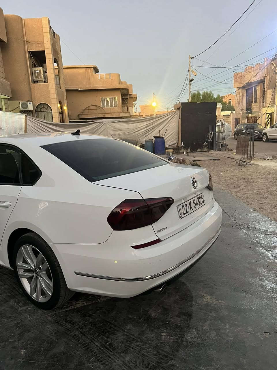 السلام عليكم ، للبيع فقط 

                                                          PASSAT  TSI
موديل 2019
فتحة
وارد امريكي 
لون ابيض  
داخل اسود
ماشية 139 الف ميل
فئة فوول فول 
قوة محرك 2000 تيربو 
بصمة تشغيل 
ابواب بصمة 
تبريد قطعتين 
لايت لد زينون
شاشة كبير 
كامرة خلفية
رادار امامي 
رادار خلفي 
نقطة عمياء
اشاير مري 
توقف ذاتي 
كشن جلد 
كشن كهرباء
نظام كير اوتو + عادي 
ويل كروم حجم 19
تحكم استيرن جهتين 
نظام سماعات مظخم
ضرر السيارة بارد بالجاملغ الايسر و صبغ وبارد على كد شبر بالجنطة 
نسبة نظافة ماشاءالله 95%
سيارة جاهزة من كل النواحي 

ملاحظة السيارة 
كير +محرك +حجر صالنصة كله 100% 
السعر 151 ورقة
مكان السيارة الفلوجة
للتواصل ***********
