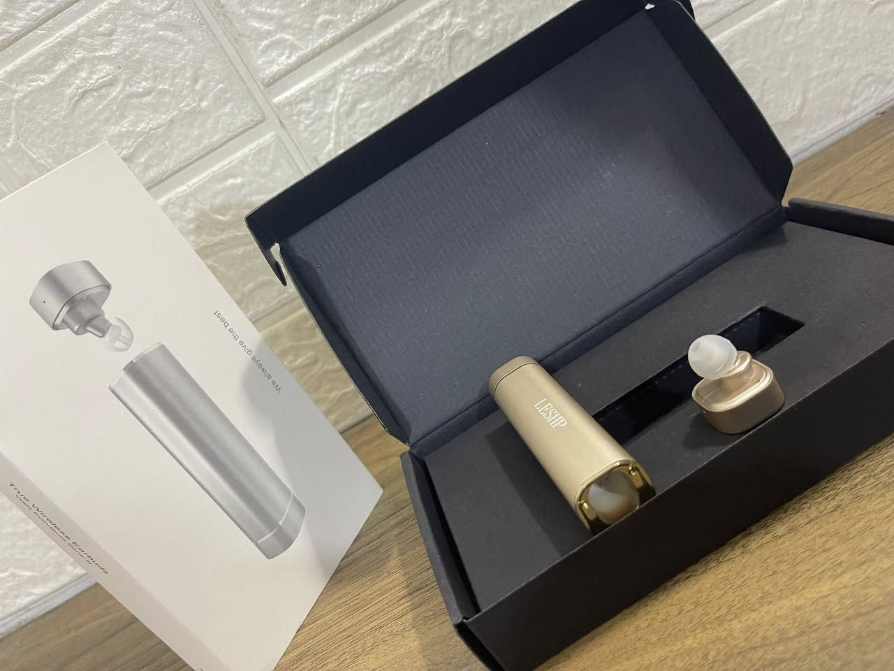 سماعات أذن لاسلكية بالكامل (True Wireless Earbuds) من العلامة التجارية LESHP، وتتميز بتصميم أنيق على شكل "كبسولة" أو "أحمر شفاه". 
إليك أبرز التفاصيل حول هذا النوع من السماعات:
المميزات والمواصفات العامة
التصميم: تأتي السماعات في حافظة شحن أسطوانية مدمجة وسهلة الحمل.
الوظيفة: تعمل الحافظة كشاحن متنقل للسماعات لتمديد وقت الاستماع.
الاتصال: تدعم تقنية البلوتوث للاقتران اللاسلكي مع الهواتف والأجهزة الذكية.
الراحة: صُممت لتكون خفيفة الوزن مع رؤوس أذن توفر الثبات والراحة أثناء الاستخدام.

متوفر قطعتين سعر القطعة 15


**إذا كنت صاحب هذا الإعلان وتريد حذفه لأي سبب، رجاءا أرسل رسالة إلى الدعم الفني**