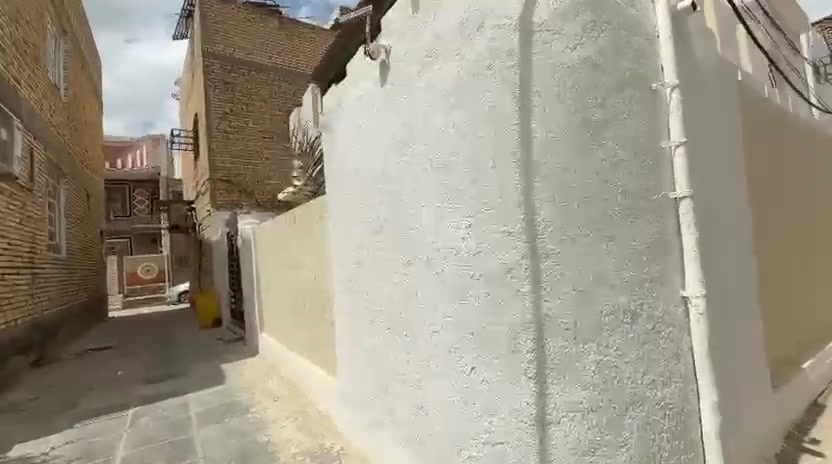 السلام عليكم 
بيت للبيع ركن في منطقة الصابئة قرب الدب

البيت مساحة ١٨٠ متر طابقين
يحتوي الطابق الاول على غرفتين و ثلاث حمامات و مطبخ و هول و ديوانية

والطابق الثاني مشتمل معزول باب خارجي ودرج منفصل 
على غرفتين و صحيات 

للتواصل و الاستفسار 
***********
