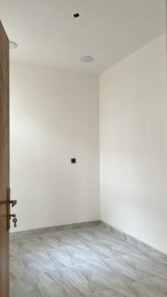 دار للبيع جديد بناء حديث طالع منه البنه المساحه 100 متر
واجهة 10 متر نزال 10 متر / موقعها الحله /ابو خستاوي التقسيم الجديد بفرع حسينية ام البنين 
محتويات البيت 
غرفتين نوم ، استقبال ، مجمع صحيات ، صحيات خارجية ، مطبخ ، كندور
منطقة نظيفة وجديدة وخدمات كامله

للاستفسار اكثر ولمعاينة العقار الاتصال على الرقم 
***********
***********
