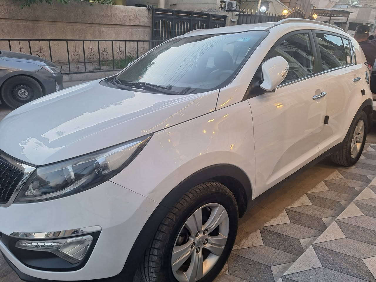 السلام عليكم ...كيا سبورتج للبيع موديل 2011 مواصفاتها.... كشن السائق كهرباء - مري شفط - اشاير بالمري - حاجب زنون -  تبريد بيانو ...حساسات خلفية ماشية 236 الف بيهه قطعتين تبديل وقطعة صبغ رايدهه  ب125وبيهه مجال للاستفسار ***********
