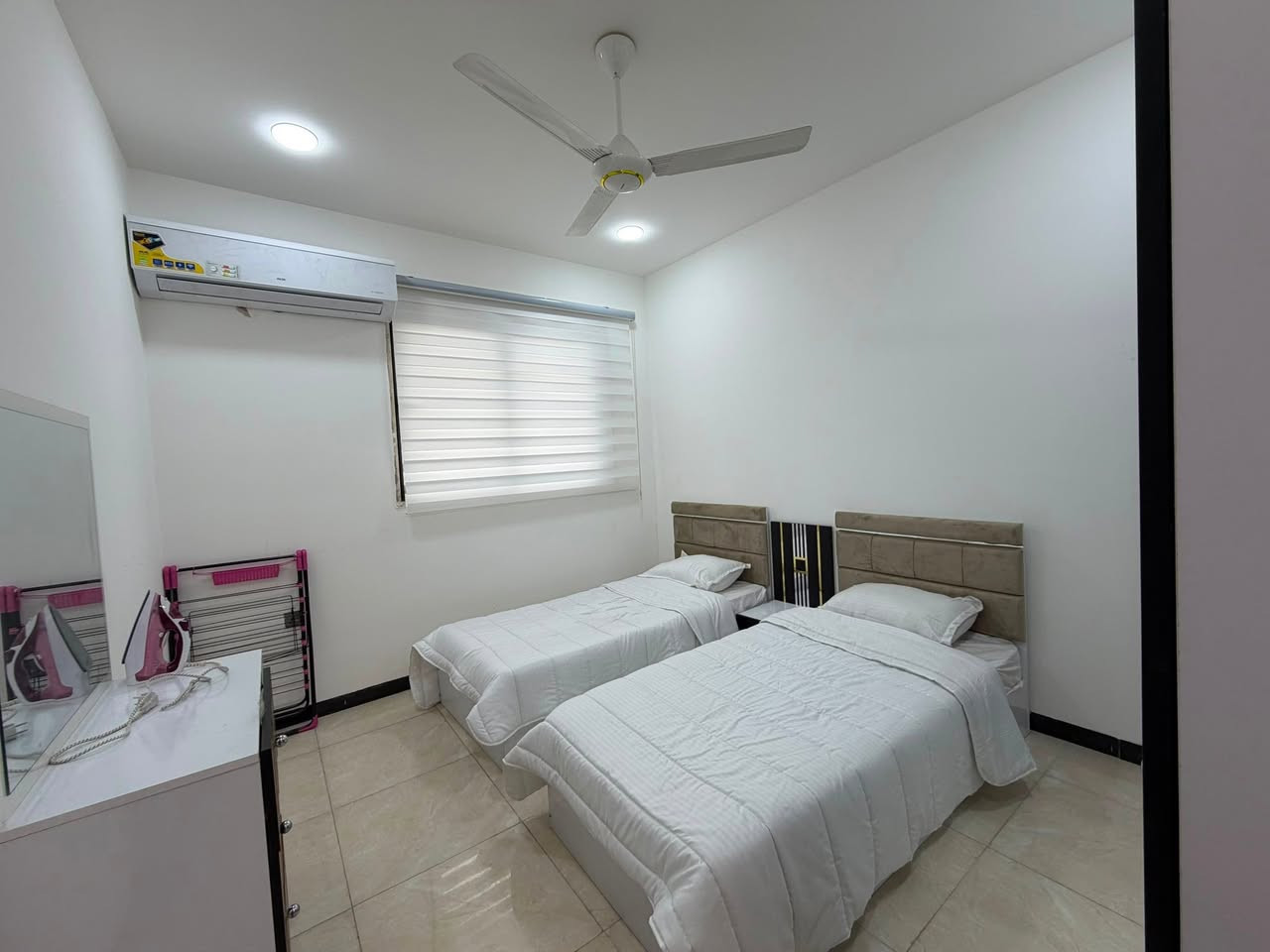 � شقق مؤثثة للإيجار – الكرادة 🏠
✅ غرفتان نوم
✅ صالة مريحة
✅ مطبخ متكامل
✅ حمام
✅ مؤثثة بالكامل وجاهزة للسكن
✅ مصعد حديث لخدمة السكان
✅ كراج خاص للسيارات
✅ مناسبة للعوائل والسكن الهادئ.

📞 للاستفسار والحجز:
***********

🏢 كما يمكنكم زيارة مكتبنا للاستفسار والحجز على العنوان التالي:
الكرادة داخل - مجاور دايموند مول / شارع علاء حداد.

🔹 شقق نظيفة ومجهزة بالكامل وجاهزة للسكن الفوري.
🔹 العدد محدود، والأولوية للحجز المؤكد.
🔹 أهلاً وسهلاً بكم في أي وقت للاستفسار أو المعاينة.
