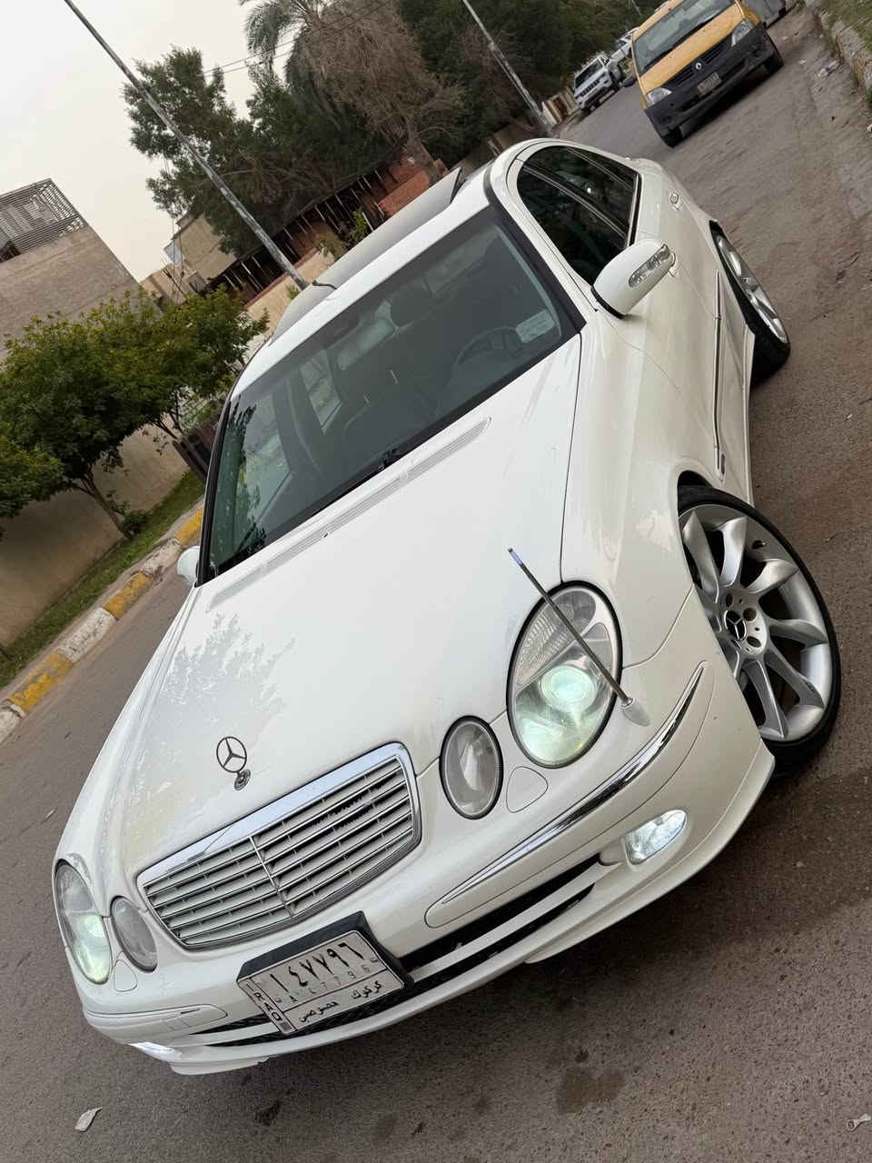 للبيع فقط بدون مراوس بدون قسط 
مرسيدس 211 موديل  2005 اصل وارد يابان حجم 500 محرك V8 
بدون ضرر وحادث وصبغ ماشيه 150 الف سياره بلاديه وجاهزه 
محرك كير حداديته كهربائيات الخ .. 
فول موصفات 
سلايد روف طكتين : برده كهرباء :
لايت زنون عدسه : مري اشاير وشفط وترحيب : كشنات كهرباء وخرن وهيتر : كروز سرعه :شاشه اعطال : 
داخل جلد اسود : جام وصاج اخضر 
تحكم ستيرن :ستيرن كهرباء وهيتر 
ويل كب لورنسر حجم 20 اصلي وتخم تاير كونتيننتال الماني اصلي جديد رن فلات باتري منظومه بنزين الخ .. جدد باقي تفاصيله معروفه 

رقمه كركوك قرار 48 مفحوصه مرور وكمرك  وبيه كتاب تسجيل وسنويه عظم عاج ولوحات اصليه وملصق 
عليه فرق كمرك وبيه حجز مروري على التسجيل الجديد .وكاله مباشر 

مكانه بغداد الكاظميه 
والسعر 73 ورقه وبيه مجال بسيط 
اي استفسار رجاء الاتصال 
*********** بغداد, العراق
