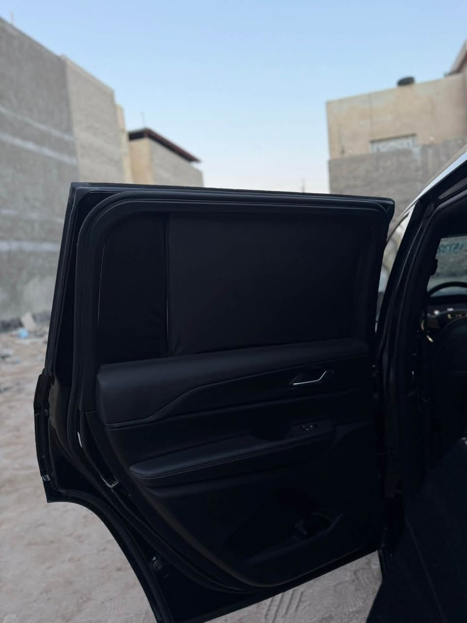 السلام عليكم يتوفر بردات جيتور G700 كويتي تعتيم ١٠٠٪؜ قالب بلادي تفصال ولجميع انواع السيارات يتوفر واتساب ***********
