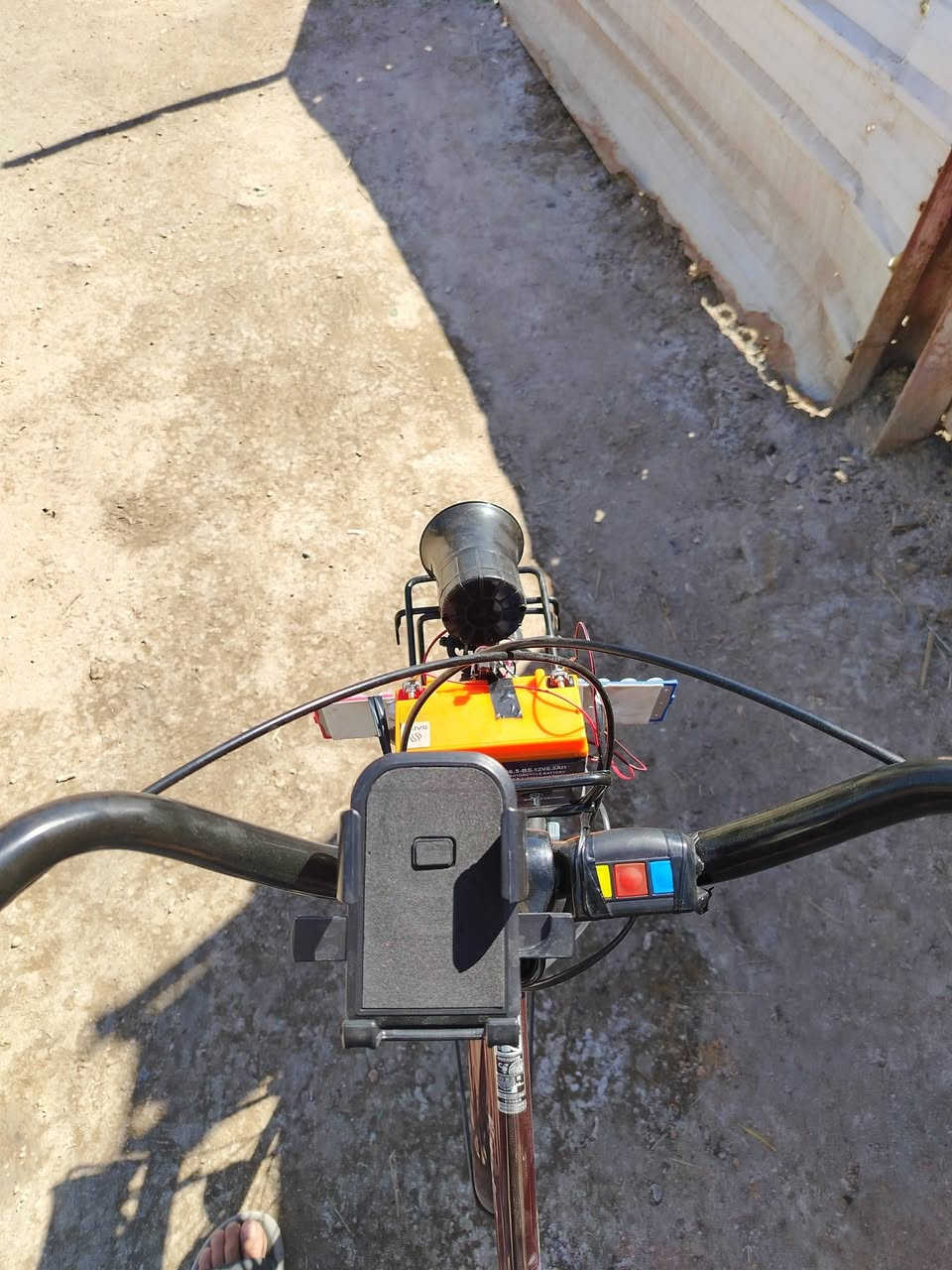 سلام عليكم بايسكل للبيع ياباني جديد صارلي اقل الاسبوع من أخذته لونه ماروني مستعجل على بيعه اليريده يتصل عله هاذه الرقم ***********
