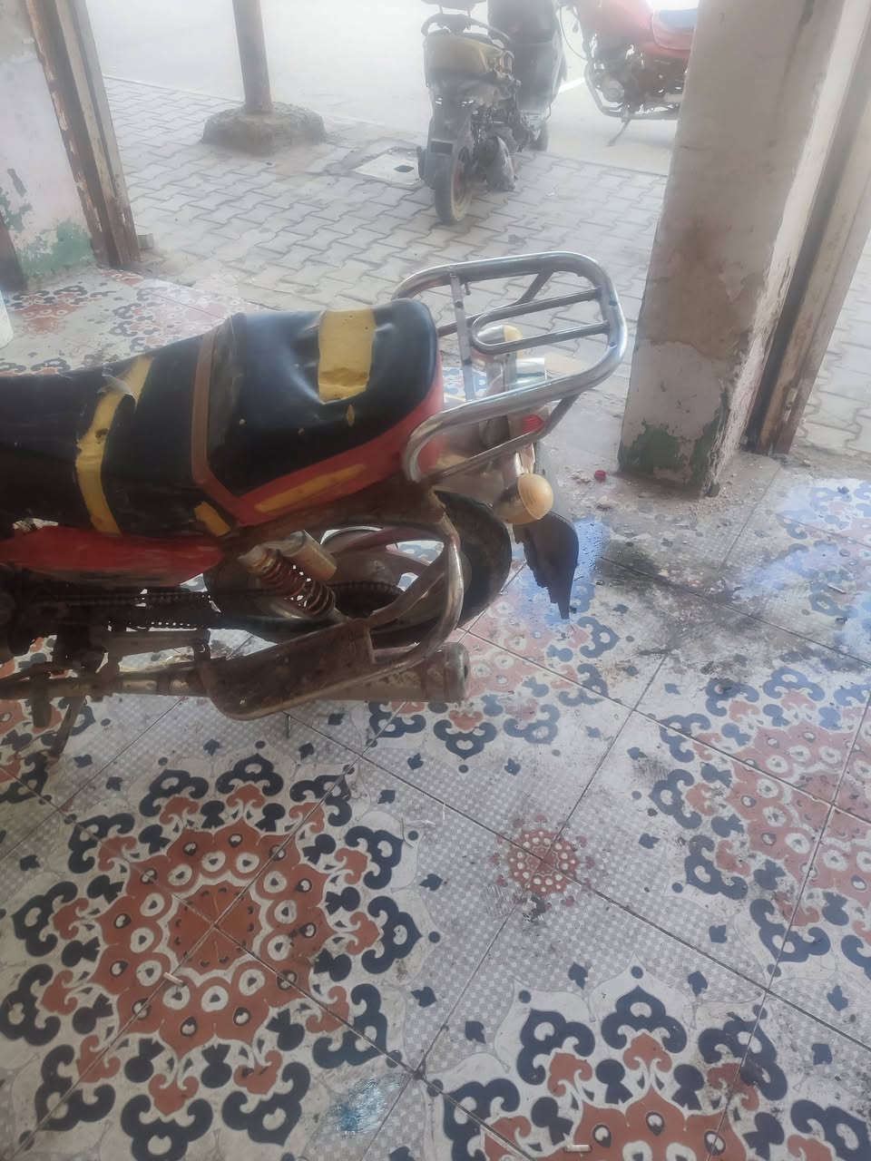 السلام عليكم جوندة للبيع كهربايات شغالة دراجة جاهزة تايرات جدد السعر 200 وبيهة مجال مكانهة الرميثة مكلف بل نشر اتصل ***********
