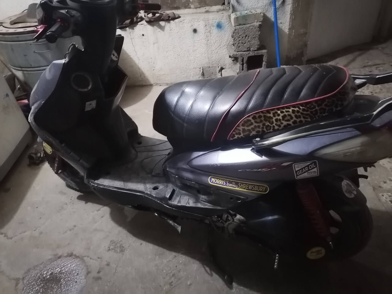 يا الله السلام عليكم دراجه سكنس فحل مكينه خير من الله ما مفتوحه نعومه فول شلعه معدل شرط كفرات ختم راحد حته البك لايد مختوم ويه الكفر كهربايات كله شغاله سلف هندر العنوان بغداد المعامل ***********.  السعر 400بيه مجال قليل
