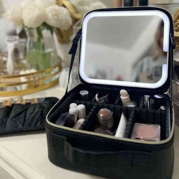 جنطة مكياج مع مراية وانارة
القياسات بالصور
رفوف لترتيب المكياج مع رفوف اضافية لترتيب الفرش
مقاومة للماء والتلف والتسرب
مصنوعة من مواد متينة
السعر 13 الف فقط
متوفر خدمة توصيل فقط
واتساب ***********
