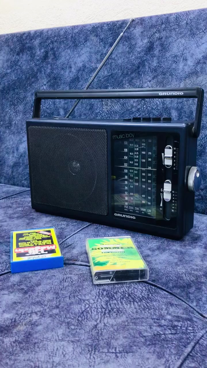 للبيع 📻
راديو  من شركة كرونديك 
نظافة الجهاز  100 💯 
نظام الراديو FM / MW / SW1/ SW2/ LW 
عرض الجهاز 31 سم 
كهرباء  220 V  + بطاريات عدد 4 كبير 
للاستفسار اكثر مراسلة الصفحة 
وات ساب *********** اتصال ☎️
