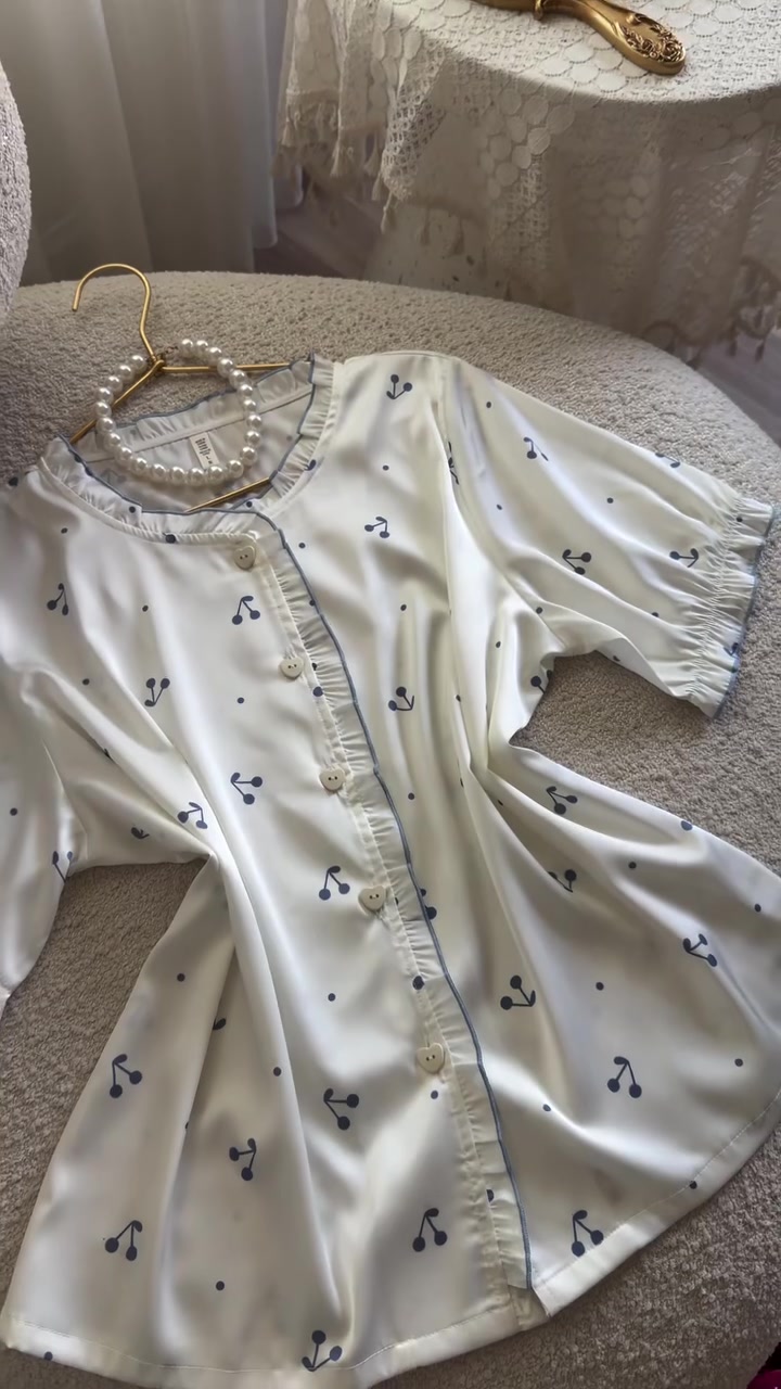 بجامه حرير ناعم 
السعر/٣٥
القياسات/m. L. xl


**إذا كنت صاحب هذا الإعلان وتريد حذفه لأي سبب، رجاءا أرسل رسالة إلى الدعم الفني**