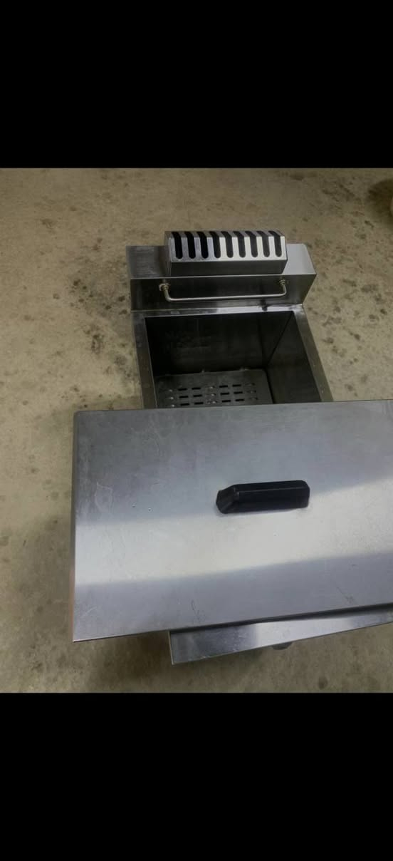 السلام عليكم
قلاية زيت للفنكر والدجاج الكرسبي الحجم الكبير 8L لتر  مستعمل اقل الشهر ماركة GENERAL ثلاث شعلات ويحتوي ع منظم حرارة وصنبور لتفريغ الزيت ، قلاية نضيفة جداً نفس ما واضح بلصوره 👇  
اي استفسار اوالسعر راسلني على الخاص او اتساب  ***********
