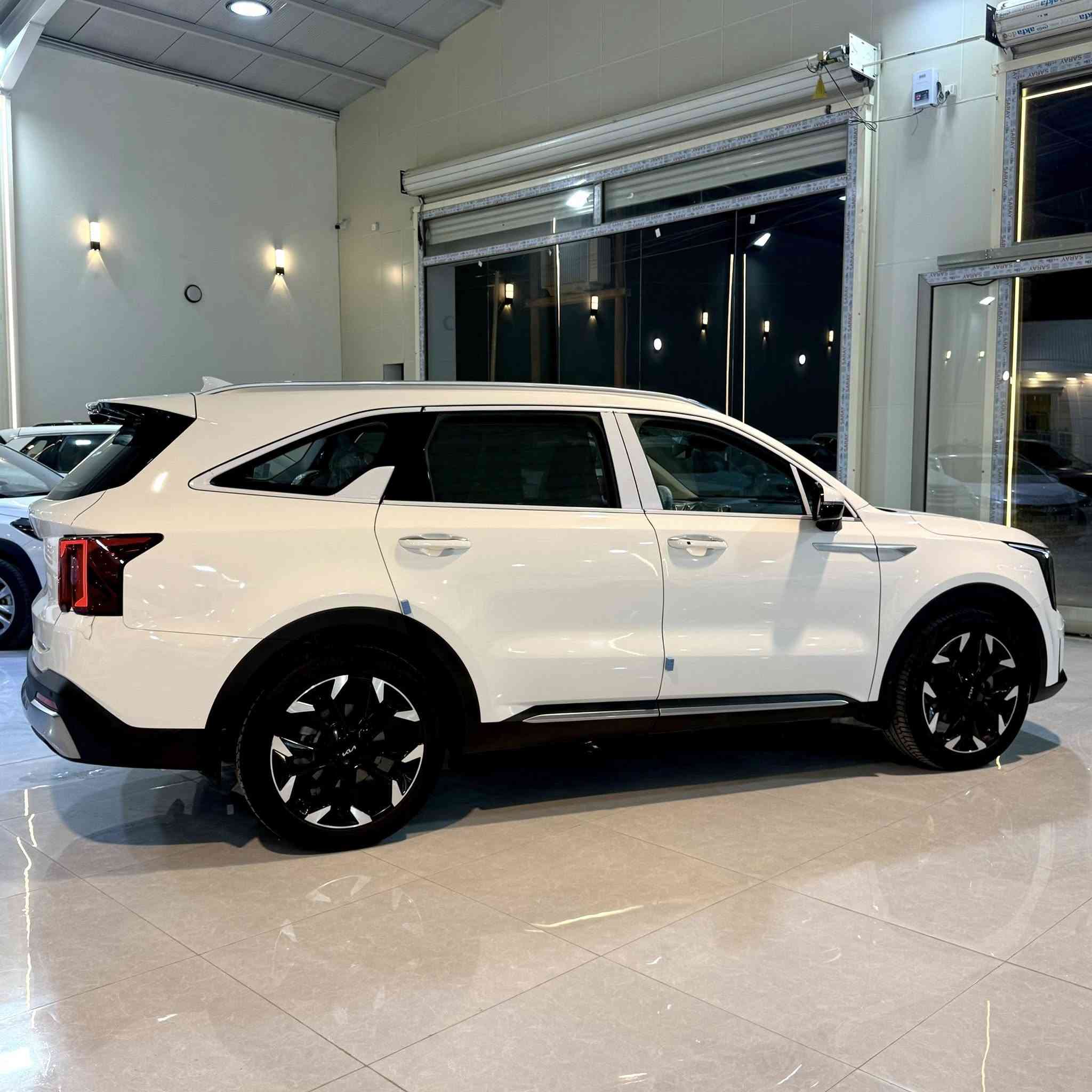 سورينتو 6 سلندر
- البيع نقدا فقط -

340 و بيها مجال 

الموديل: 2025 (خليجي)
المحرك: 6 سلندر، 3500 سي سي
العــداد: 11.000 الف 
الضمان: 5 سنوات أو 100,000 كيلومتر

المواصفات:
*مقاعد جلد تدفئة وتبريد .
مرآة ذكية بتقنية التعتيم الذاتي مع كاميرا مدمجة.‏
* دخول وتشغيل بصمة مع تشغيل عن بعد.
* هاند بريك كهربائي مع صندوق خلفي كهربائي.
* سقف بانوراما مع إنارة داخلية متعددة الألوان.
* عدادات رقمية متصلة مع شاشة وسطية كبيرة.
* نظام Apple CarPlay و Android Auto.
* مكيف ثلاثي المناطق مع وحدة تحكم خلفية.
* أنظمة قيادة متعددة ومثبت سرعة ذكي.
* مرايا كهربائية قابلة للطي وتحكم آلي بالنوافذ.
* المصابيح الأمامية والخلفية زينون مع كشافات ضباب.
* نظام صوتي فاخر مع شحن لاسلكي للهاتف.
* حساسات أمامية وخلفية مع نظام منع التصادم الخلفي.
* إطارات قياس 20 انج .

للاستفسار حول الأسعار، الفئات المتوفرة، يرجى الأتصال

حسام الهنيدي/ ***********

محمد حسام / ***********
