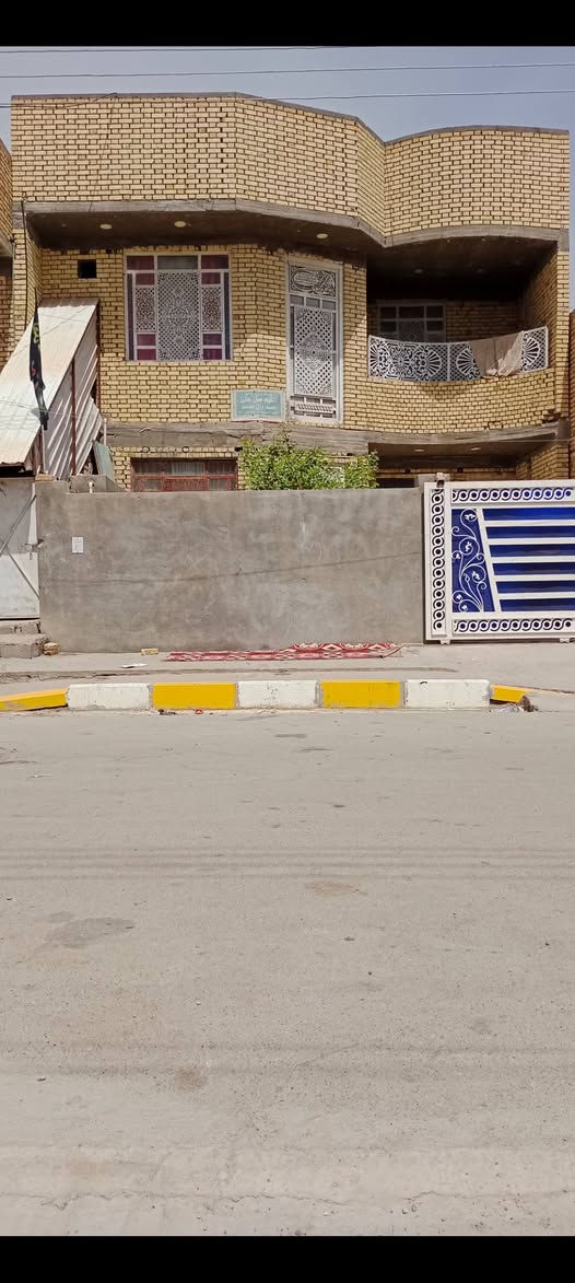 بيت للبيع بحي الرافدين طابقين صب بنيان جديد غرفتين وصاله 8امتار ودوانيه 8امتار ومطبخ وحمام داخلي وصحيات خرجيه مناور 2طابق ثاني غرفتين وصاله 8امتار وصحيات وبي شقه خارجيه درجهه عل شارع غرفه وصاله وصحيات وبلكونه ومطبخ مساحه 200متر شارع 18متر تبليط ورصفه 4مدارس قريبات عل بيت 
***********
