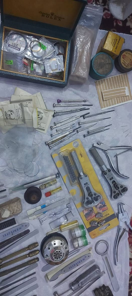 معدات تصليح ساعات للبيع تحتوي على اجهزة فحص ساعات 
*********** للاتصال على هذا الرقم
