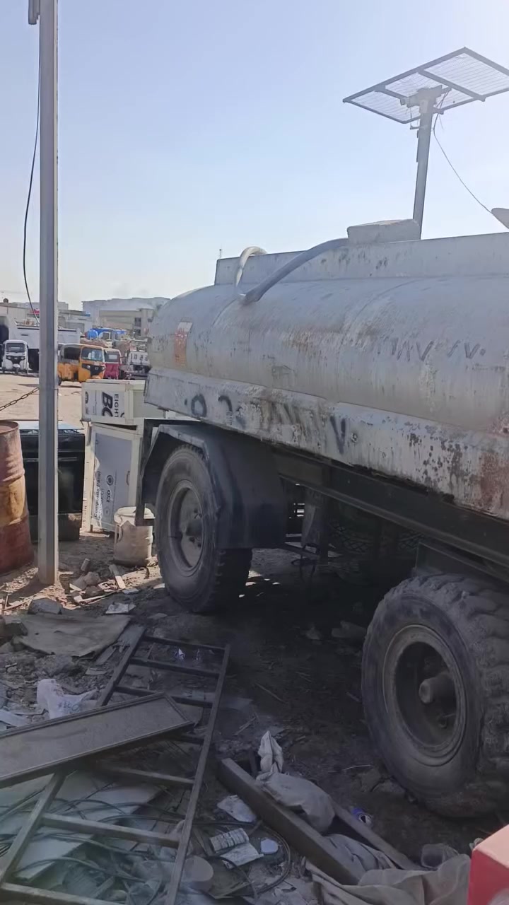 يا الله يا الله 
مقطورة للبيع 🤍
مقطورة نضيفة ربع ما تصرف عليها🤍
التانكي حديد 🆗
تايرات جدد 🛞
الحمولة ٥ تالاف 
المكان بغداد الحرية 🩶
السعر 3500 وبيها مجال  
الرقم ***********
