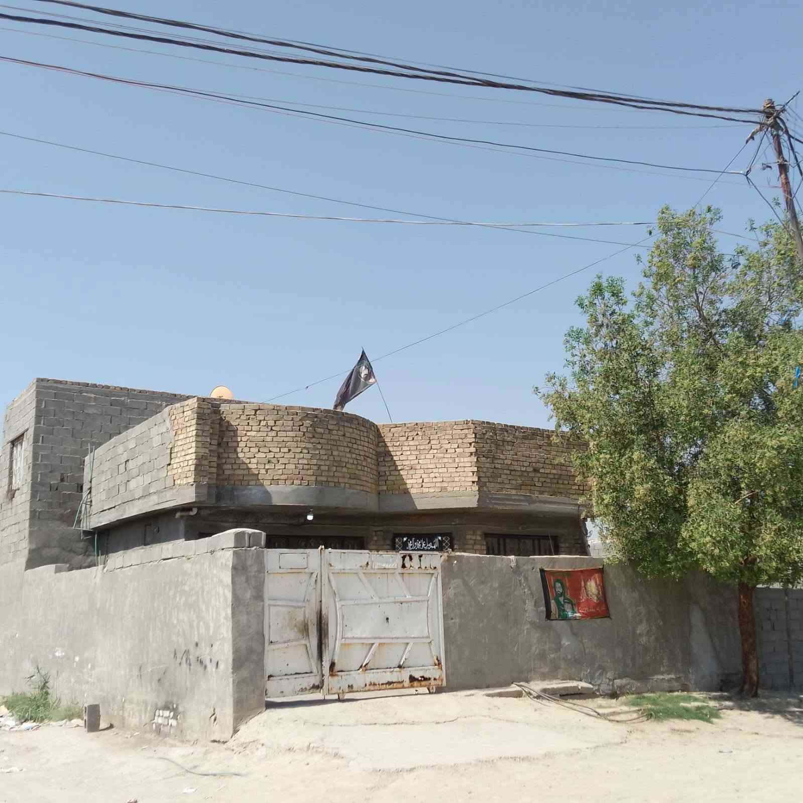 السلام عليكم بيت زراعي حي البتول قرب حسينية حجي راضي مساحه 200متر بناء كله طابوك بستثناء البيتونه وجدران الصطح كله كامل بياض اوسيراميك البيت يحتوي على استقبال 6 اونص في5+غرفتين نوم 5في 5 +صاله 8في5 +مطبخ 5في 4 +صيحات كامله البيت كله سيراميك اومكيش اوكامل بستثناء الحوش ممكيش الي حاب يتواصل على الرقم ***********
