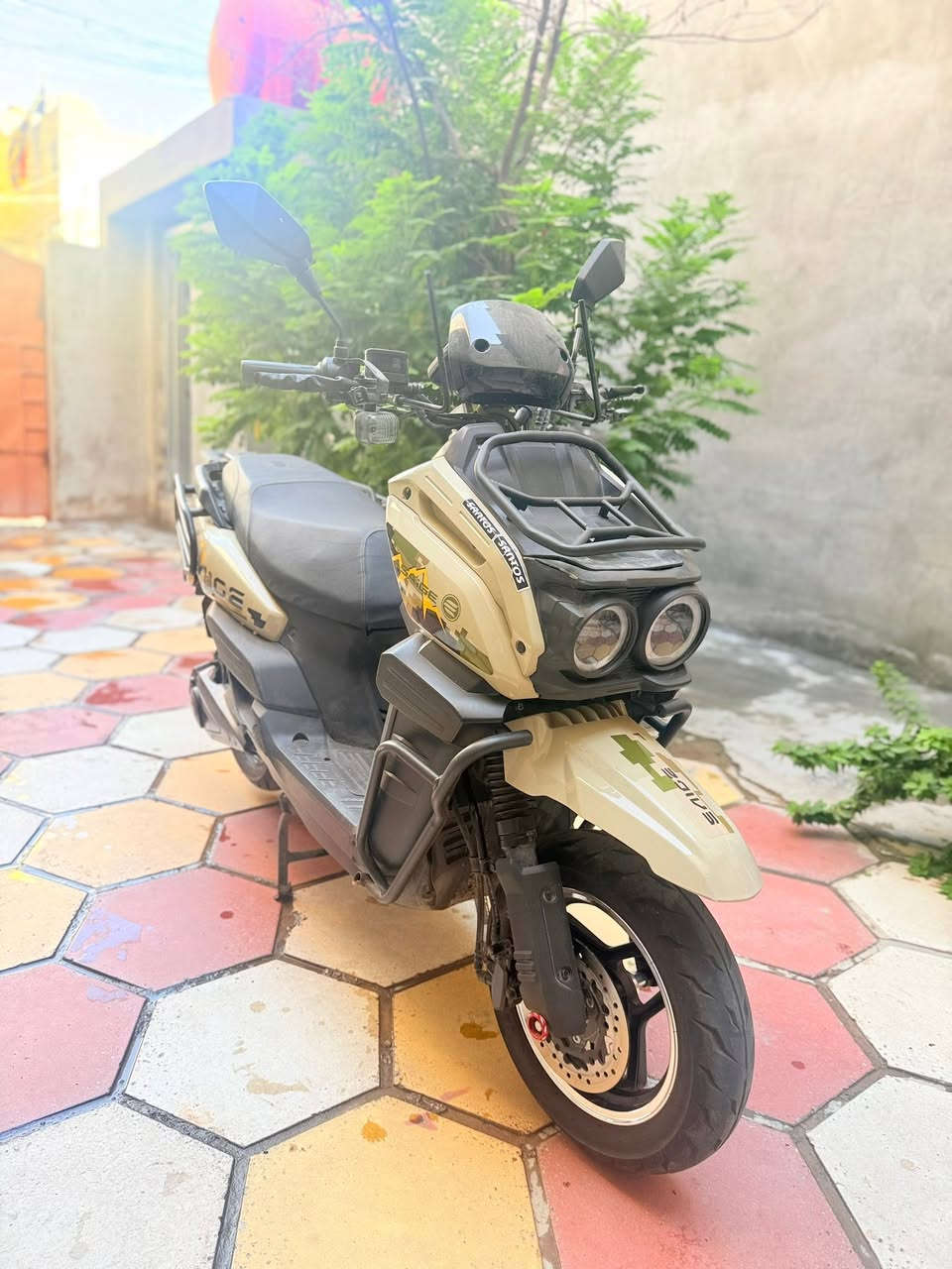 دراجة اباتشي شحن
تتوفر بمحركات (ملفات) طاقة تتراوح بين 2500W إلى

.3000W

• السرعة: تصل سرعتها الفعلية القصوى إلى حوالي 115 - 80

كيلومتر في الساعة بحسب الإصدار.

• البطارية: تعتمد على بطاريات قوية (تصل إلى 6 بطاريات مسطرة

بحجم 38 أمبير أو كرافين) تمكنها من قطع مسافة تتراوح بين 65 إلى 75 كيلومتر بالشحنة الواحدة.

• التصميم والتحكم: مزودة بإطارات جبلية عريضة، نظام أمان

(إنذار وبصمة)، دبلات هيدروليك، وهيكل خارجي مدرع لمقاومة

الصدمات. شاشه ديجيتل تقرالك العطل والسرعه والمسافه المقطوعه تجيك ب سويجين مل سوج يختوي عله مفتاح وبصمه

تايرات جبليه

ادرعه اماميه وخلفيه وجانبيه

نتحمل وزن كلش عالي

بيهاا بس ضربتين مثل مامبين بل صور 
        
العنوان بغداد الحبيبية

سعر مليون وبيها مجال الاتصال ***********
