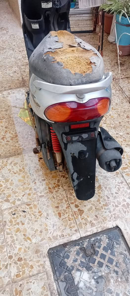 السلام عليكم دراجه للبيع سعر ٢٥٠ الف دراجه متروكه لأن كامت تخريط وعفته ***********
