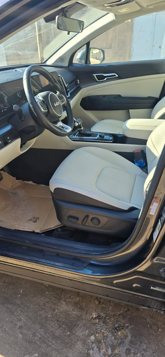 كيا سبورتج موديل ٢٠٢٥ فول
بانوراما
كشنات كهرباء جلد حساس خلفي
مكينة ٢٥٠٠
دواخل بيجي ماشية ٢٠٠٠
حادثه مثل ما واضح بالصور بيه جاملغ امامي صبغ وبيه اشوية بارد بالباب الخلفي 
معروضه ب٢٠٠وبيه مجال 
السيارة بدون رقم 
مكانه بابل للاستفسار ***********/***********
