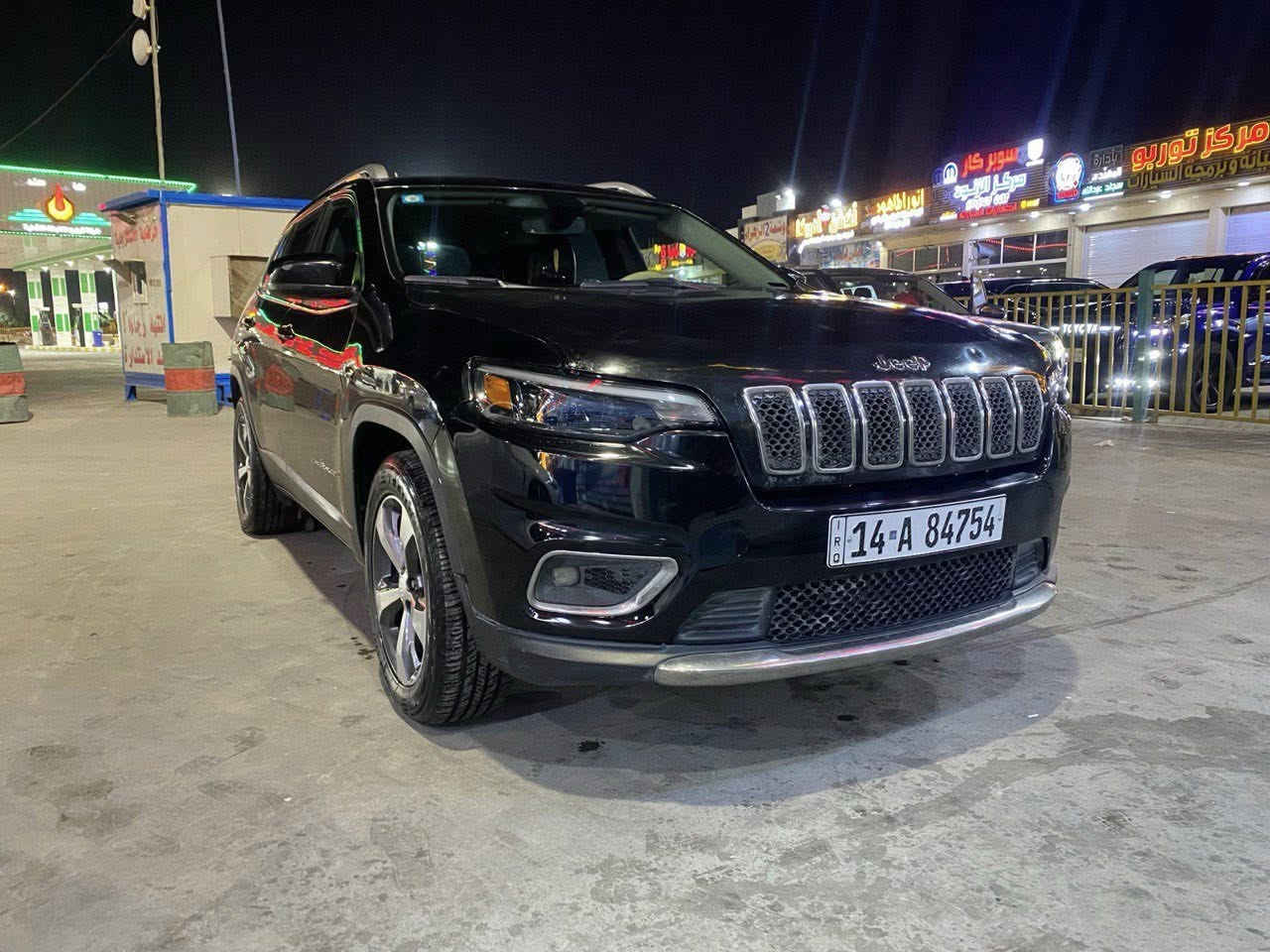 جيب شيروكي 2019
لمتد مفولة مواصفات
حجم المكينة V6 سته سلندر 3200 
رقم بصرة الجديد - باسمي تحويل ثاني يوم
ماشية 167 الف كيلو متر 
الجيك انجن مامشتغل بيها 

الضرر 
حادثها بنيد وجاملغ 

المواصفات 
•لمتد V6 3200 السيارة تسارعها خير من الله 
• خزن كشنات ميموري 
• شاشة كار بلي وكامره دواره 
• مثبت سرعة 
• تبريد قطعتين 
• كشنات حضن جلد + تدفئة 
• رادار جانبي - رادار خلفي - نقاط عمياء 
• تشغيل عن بعد (شغال) 
• اوتو ستوب 
• لايت زنون + كشافات 
• تبريد ثلج 
• منافذ USB امامي خلفي 
• سستم صوت متكامل 
• نضام ABS مانع انزلاق 
• سايد بريك كهربائي 

السيارة متعوب عليها 
داينمو جديد وكاله - دبل فان جديد وكالة - تخم تايرات جديد - باتري جديد - راديتر سراوين - برمجة مراوح 
الحماوه انساها ماتعبر ال 95 ابد 
مكاني البصرة - القبلة 
السعر 145 ورقة
***********
