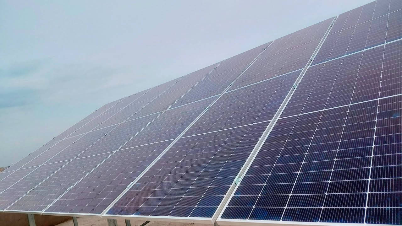 🚨 مع شركة روژ للطاقة الشمسية  تقود التحوّل! ⚡🌞
📍 من موقع العمل – #موصل 
🗓️ الثلاثاء 24/ 3 / 2026
في ضربة جديدة تعزز موقعها في القمة، يعلن مكتب روژ للطاقة الشمسية عن تنفيذ مشروع نوعي ضخم تمثّل بـ تحويل منزل جاسر الجبوري   في #موصل  إلى منظومة #طاقة #شمسية متكاملة، تمنح كهرباء مستقرة، صامتة، وموثوقة على مدار 24 ساعة.
⚡ تجهيز 
🔹 30 أمبير نهاري
🔹 15 أمبير ليلي
🔋 النتيجة؟
✔️ استقرار كامل بالكهرباء
✔️ تقليل جذري للاعتماد على الشبكة والمولدات
✔️ توفير مالي مستمر على المدى الطويل
🚀 باستخدام أحدث تقنيات High Voltage، هذا المشروع مو مجرد تركيب…
هذا تحول حقيقي نحو الاستقلال الطاقي.
🌞 مواصفات المنظومة العملاقة:
▪️ 14 لوح Longi بقدرة 640 واط
▪️ ضمان الألواح: 15 سنة
▪️  إنفرتير Deye حجم 12 كيلو واط 
▪️ 1 بطارية ليثيوم بسعة 300 امبير  الولا 
✨ روژ للطاقة الشمسية… مو بس ننفذ مشاريع، نصنع فرق حقيقي على أرض الواقع.
🔥 إذا تريد:
كهرباء 24 ساعة + هدوء + توفير حقيقي
فأنت تحتاج قرار واحد فقط… والباقي علينا.
📞 احجز استشارتك الآن:
👷‍♂️ مهندس قيدار
*********** – ***********
👤 سلام سلو
*********** – ***********
#روژ_للطاقة_الشمسية #HighVoltage #طاقة_نظيفة
#شاريا #شيخان #أربيل #بعشيقة #هولير #العراق #دهوك #duhok #Erbil #mosul #موصل #نينوئ #Iraq #طاقة #الشمسية #solar system
