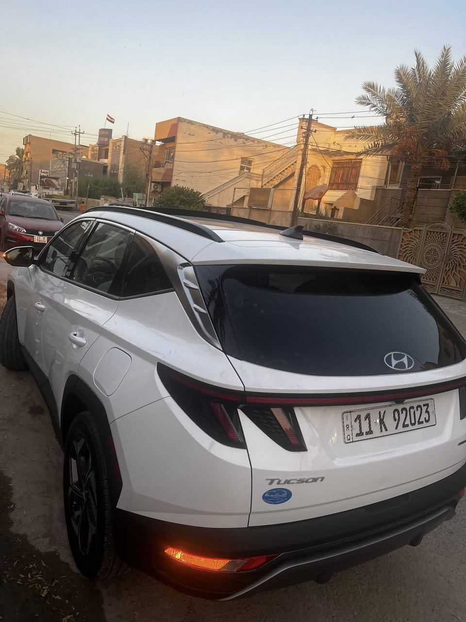 السلام عليكم 
توكسان هاي برد 2023 اعلى فئة
بانوراما 
حساسات ((امامي خلفي جانبي))
كامرات 360 درجه 
اشاير بل مري
تدفئه تبريد مقاعد امامي و تدفئه مقاعد خلفيه 
تدفئه ستيرن 
تحكم مقاعد امامي كهرباء 
كامرات بل مري
3 انظمه قياده 
نظام اوتوهولد
نظام اوتوستوب
شاحن لاسلكي 
منافذ USP و Type c  بل كشنات 
قطعتين تبريد 
بصمه 
تحكم ستيرن 
كروز سرعه
تحديد مسار 
3 اشكال تغير كيچ السرعه
رادار 
مانع انحدار 

السياره رقمها بغداد و حادثها دعامية فقط ومبدلة نفس اللون
حادث هنا بغداد بارد قليل بالجاملغ باقي ممصلحة
السياره ب اسمي تحويل مباشر 
السعررر((21000$)) دفترين وعشرة
مكانها بغداد بغداد الجديدة
***********
