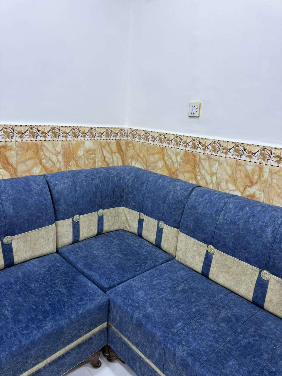 السلام عليكم 
تخم ديوان نظيف جداً وما يحتاج اي صرف وبدون اي ضرر   (القياس 7 امتار) متكون من 6 مقاعد والقماش بحالة ممتازة مع كوشات (العدد 5) 
وهذا الوصل مالت التخم مرفوق بصور مشترينهن ب425 الف
السعر 350 الف 
العنوان البصرة الامن الداخلي
 رقمي ***********
