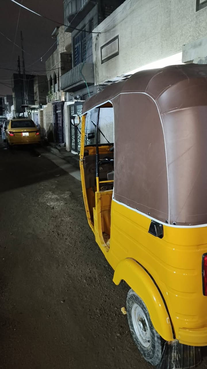 السلام عليكم تكتك موديل عشرين 
بيها صبغ ب الصفحه والدوس معمره
التكتك خير من الله اي، نقص ما بيها مكينه تعمير كامل لا تنقيص ولا تبخير وصافيه كلش
جادر جديد اصلي 
لاستيكات درام شفت اصليات
تخم تاير جبلي
تخم كهربائيات
من الاخير ربع ما تصرف عليها
رقم بغداد ب اسمي
عنواني الامين الثانية
***********
