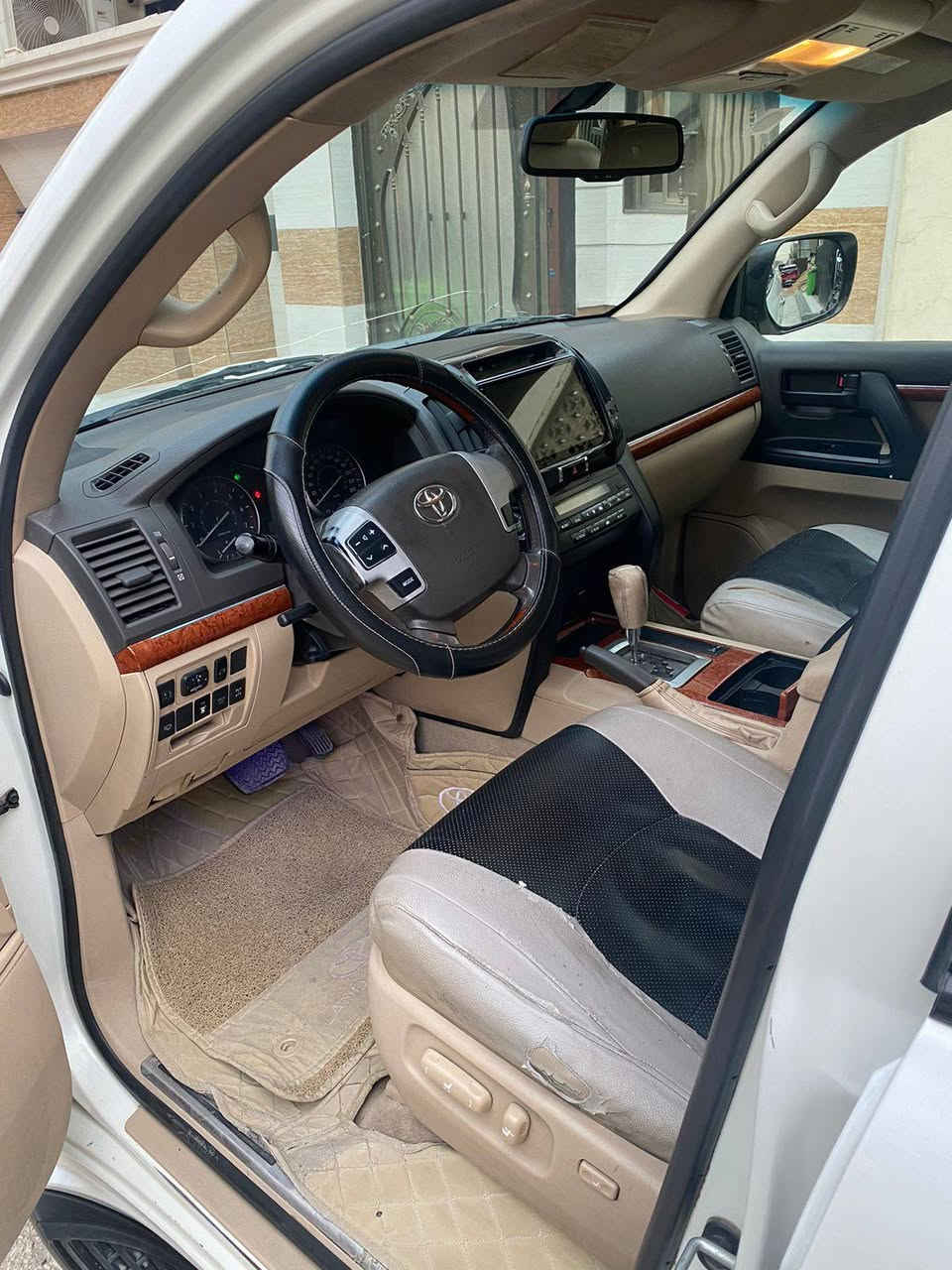 لاندكروزر للبيع موديل ٢٠١٢ سياره مكفوله ٨ سلندر رقم بغداد مكان الدوره السعر ٣٤٠ وبيه مجال اي ستفسار اتصال ***********
