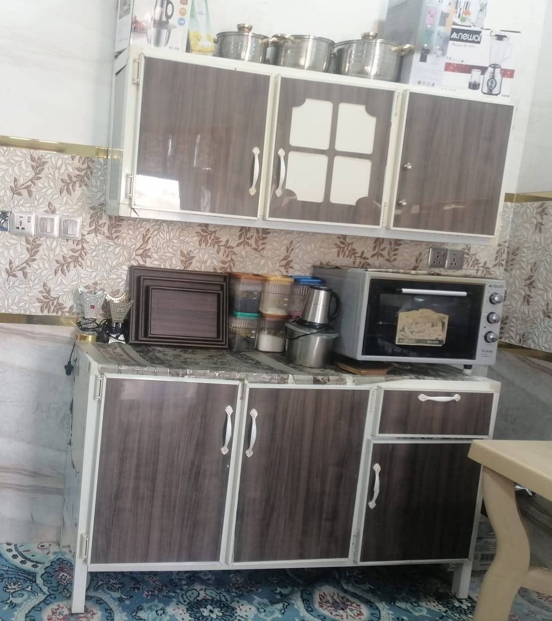 للبيع 
١٠ مقاعد تخم سعر ٢٠٠
الطباخ ٥ عيون شغال نظيف سعر ٢٠٠
كاونتر سنك كامله سعر ٢٥٠
فرن شغال نظيف سعر ٥٠
العنوان الصقلاوية شارع ٢٠
 *********** للاستفسار
