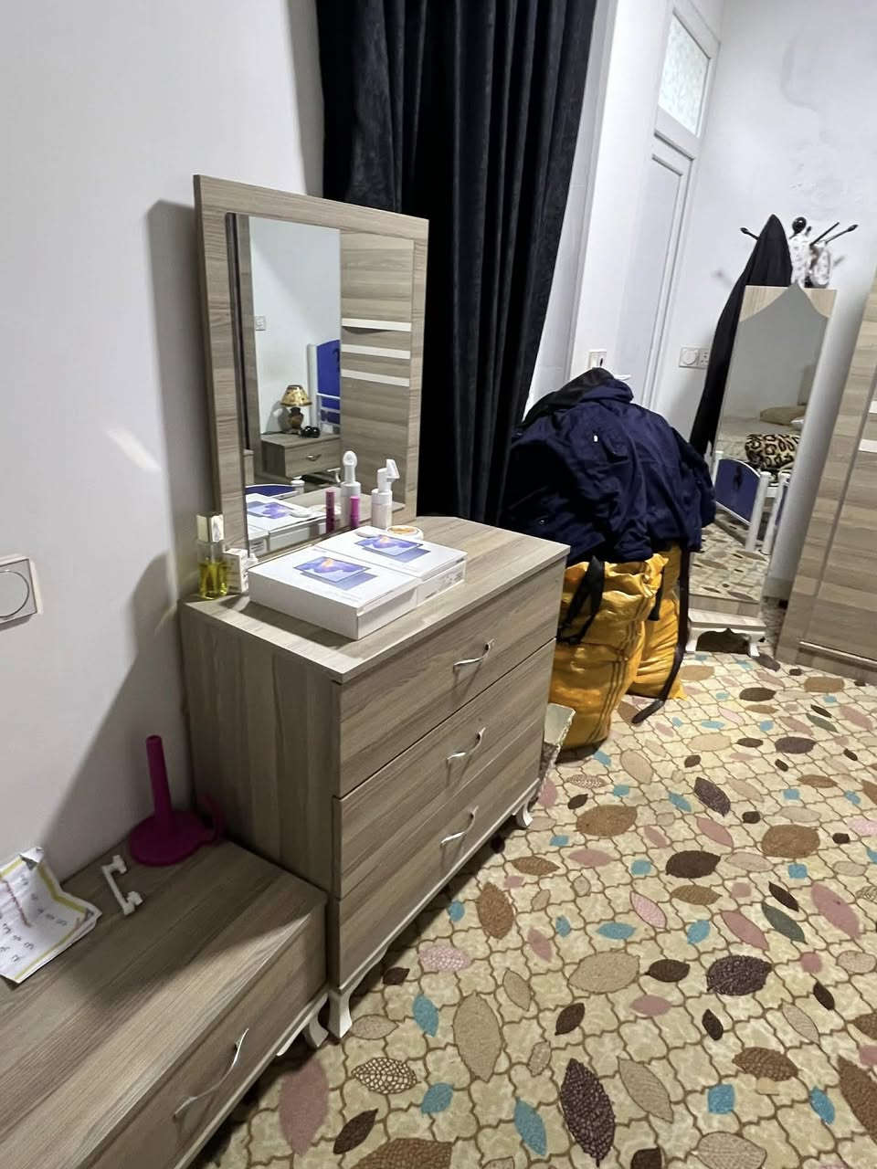 غرفه نوم تركي سلايت 6 قطع مع الدوشك نضافه فول مثل الصور السعر 300 وبيها مجال اتصل وتدلل ***********
