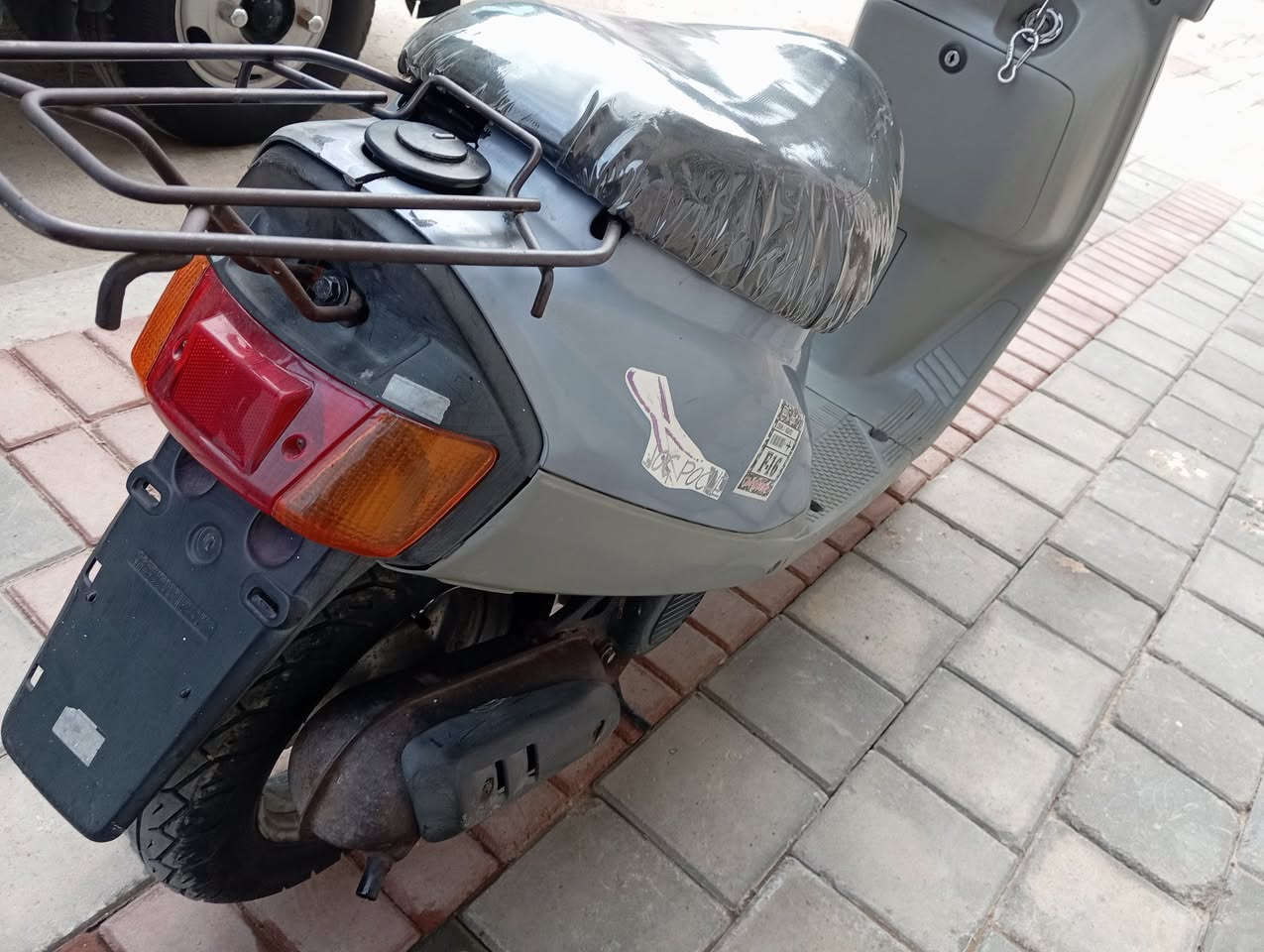 السلام عليكم عندي دراجه 60جديده اي نقص مابيه رمبه ٨اشهر نزلت ٥٥٠ قفل مكاني حي جميله ***********
